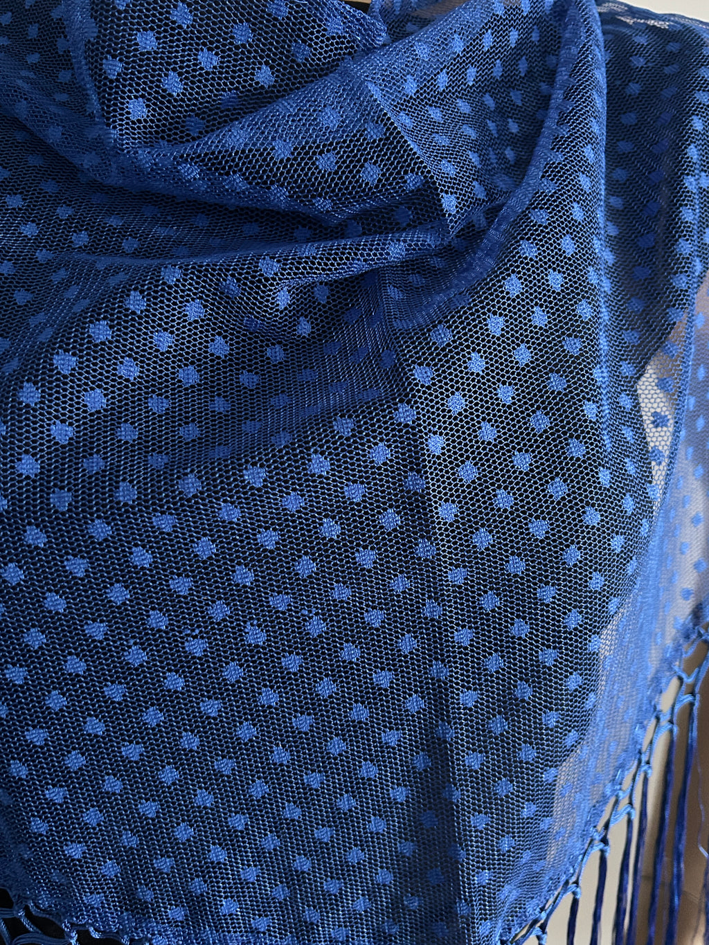 💙 Mantón azul con flecos – Elegancia con aire moderno