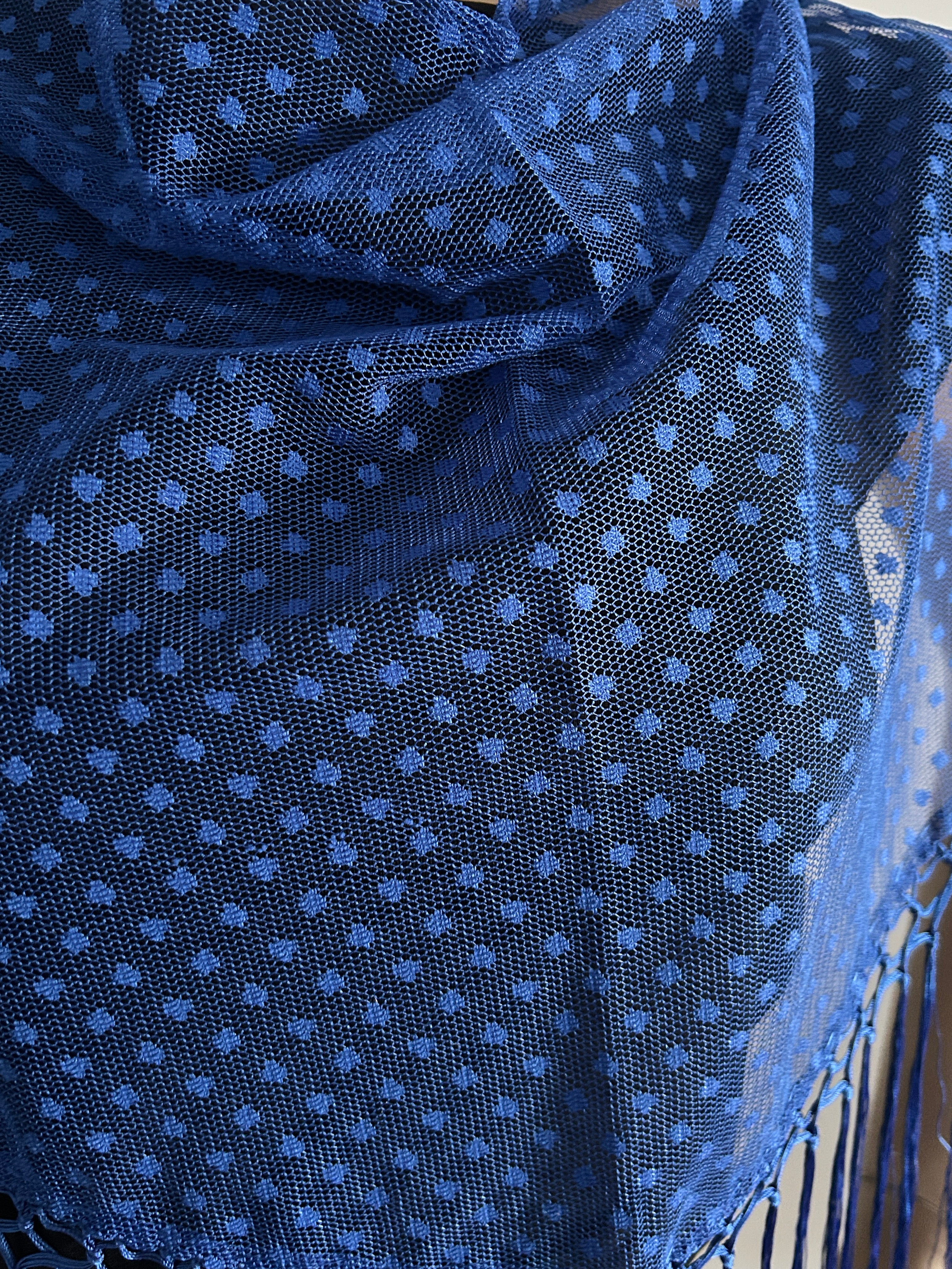 💙 Mantón azul con flecos – Elegancia con aire moderno