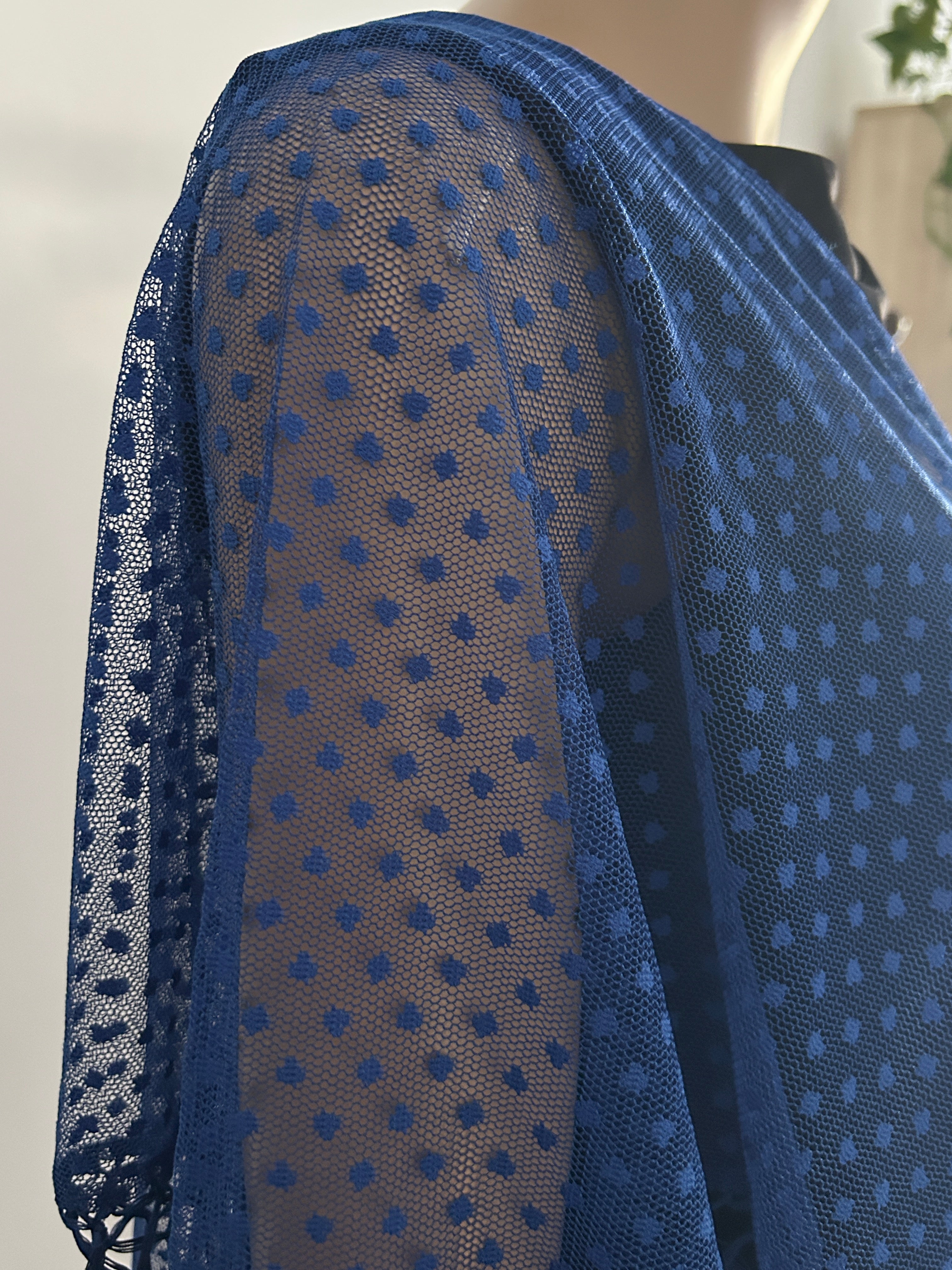 💙 Mantón azul con flecos – Elegancia con aire moderno