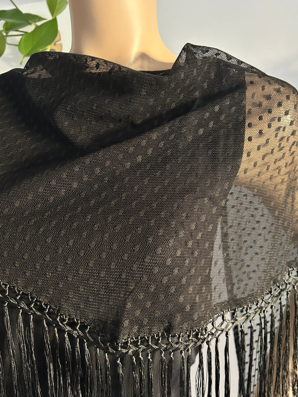 🖤 Mantón negro con flecos – Elegancia flamenca para feria