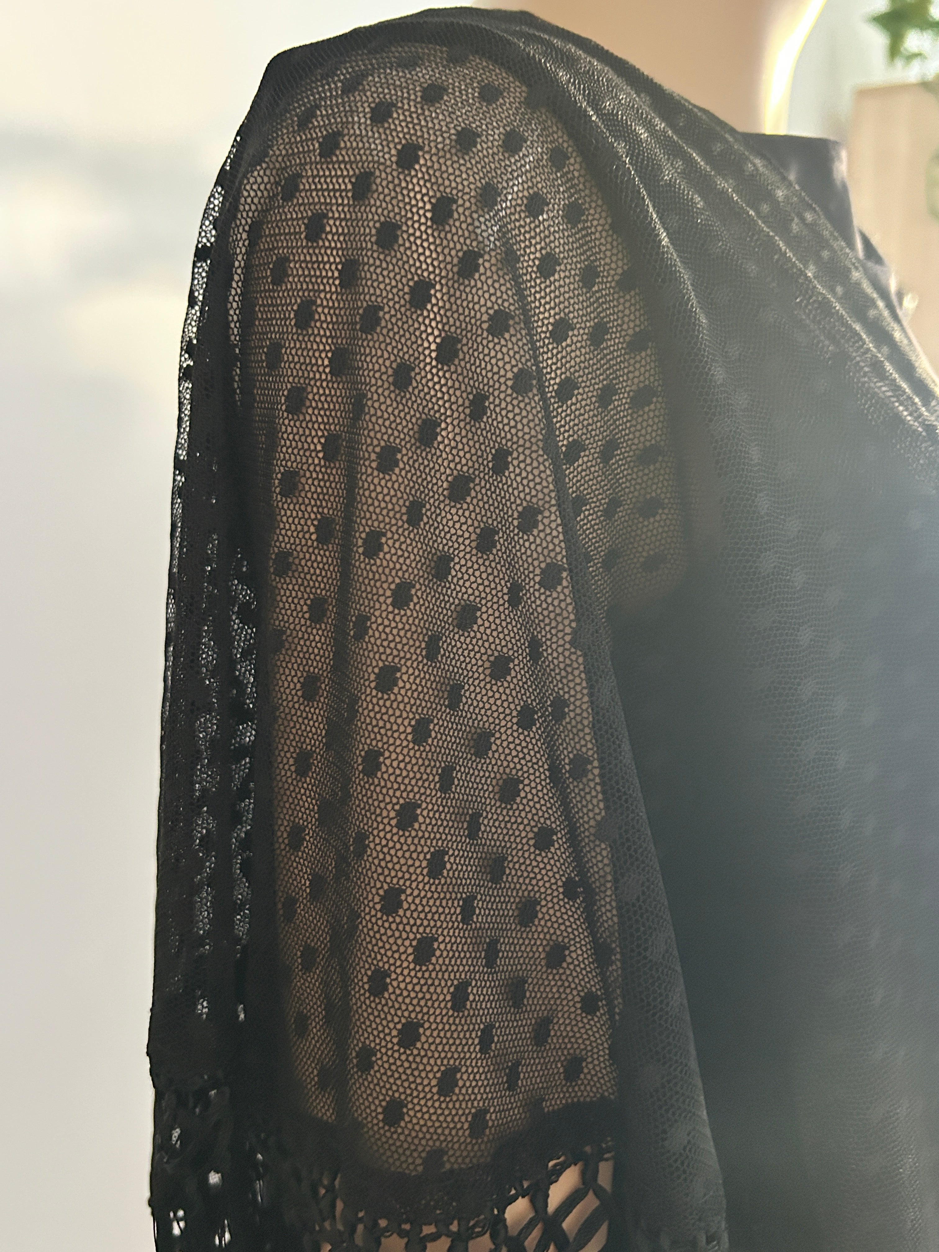 🖤 Mantón negro con flecos – Elegancia flamenca para feria