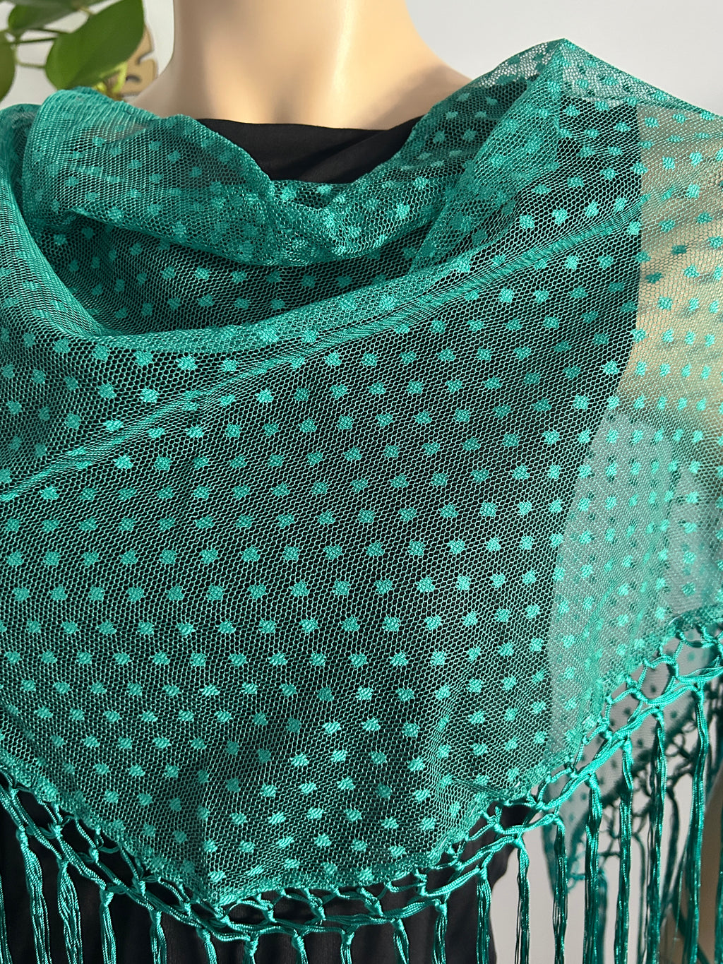 ✨ Mantón verde de topitos con flecos – Elegancia ligera y versátil ✨