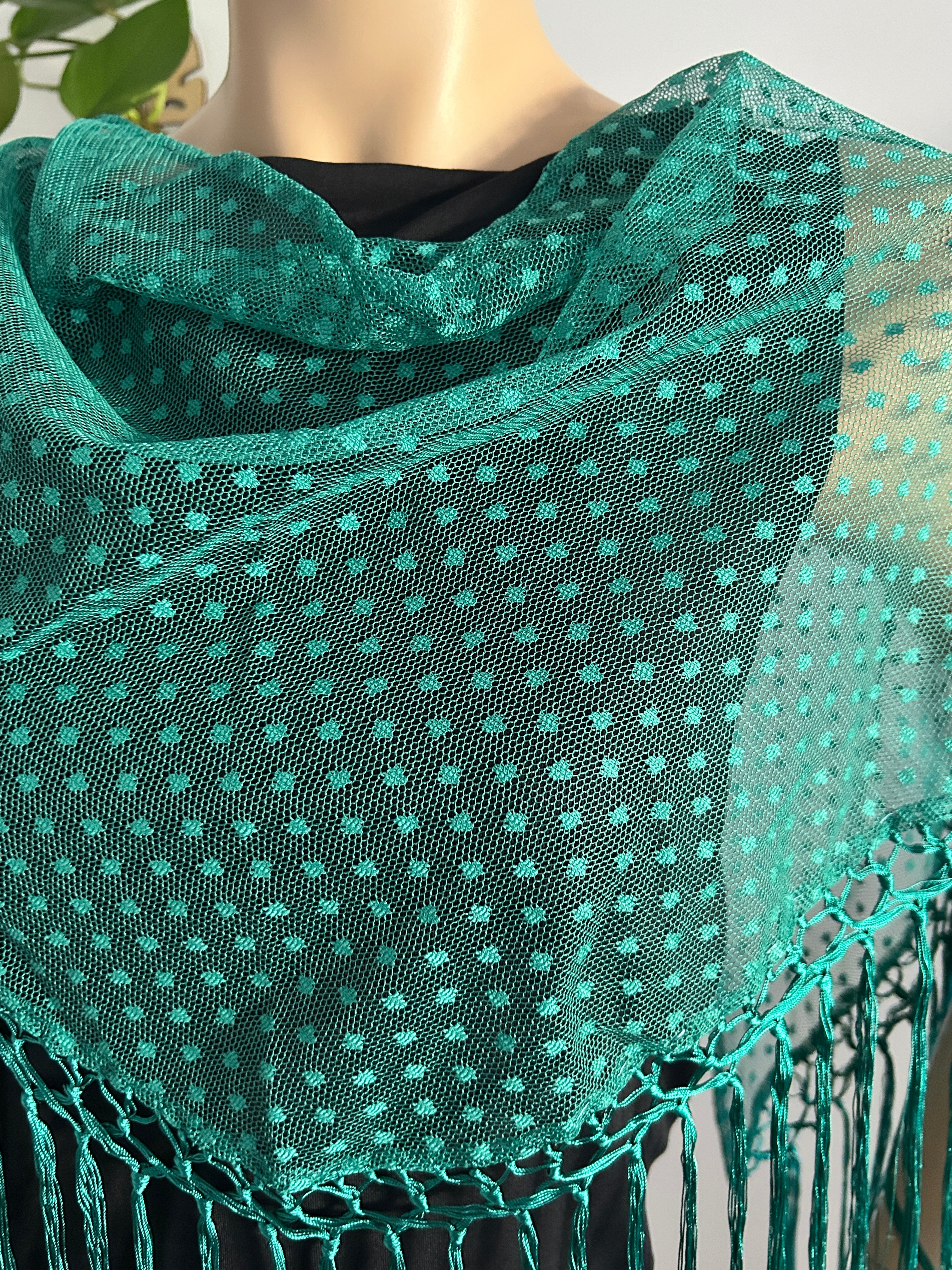 ✨ Mantón verde de topitos con flecos – Elegancia ligera y versátil ✨