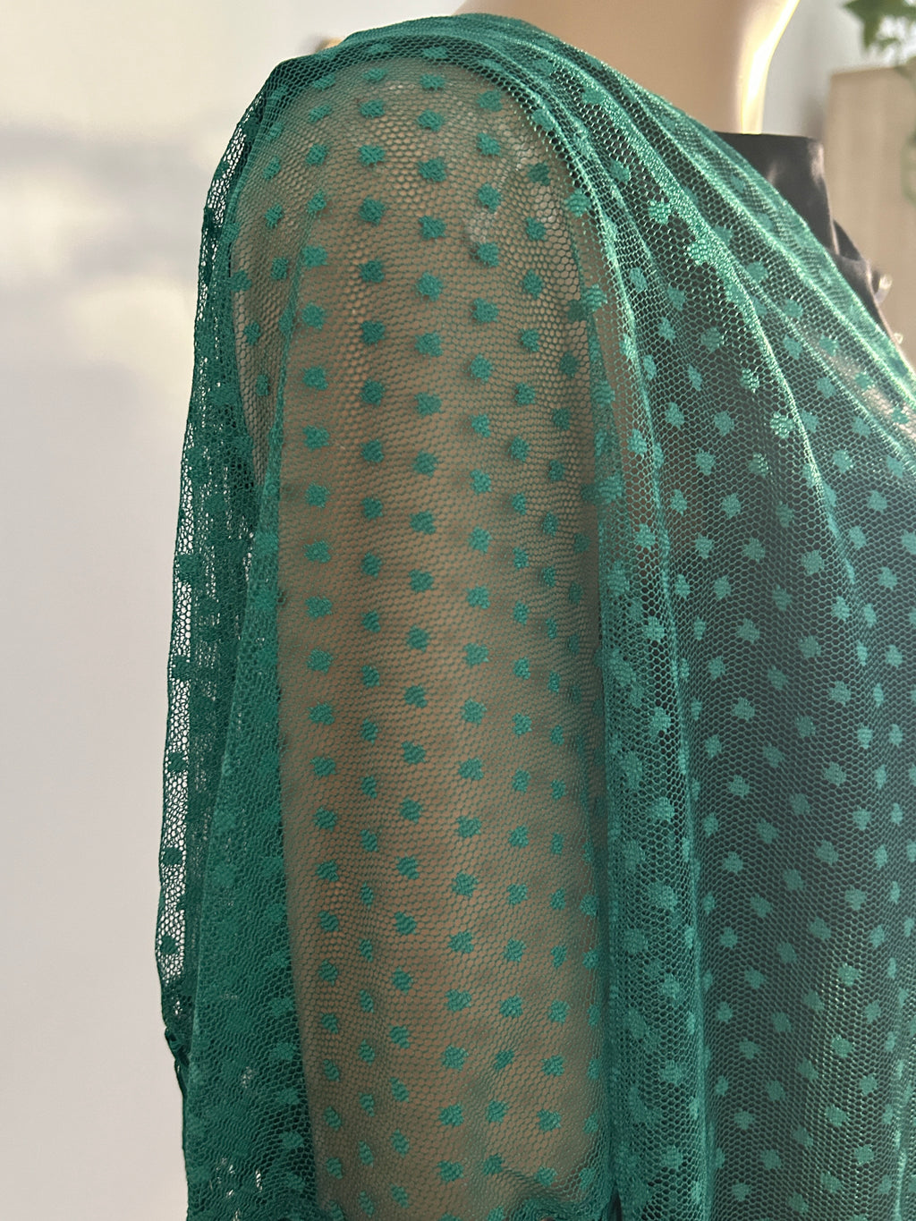 ✨ Mantón verde de topitos con flecos – Elegancia ligera y versátil ✨