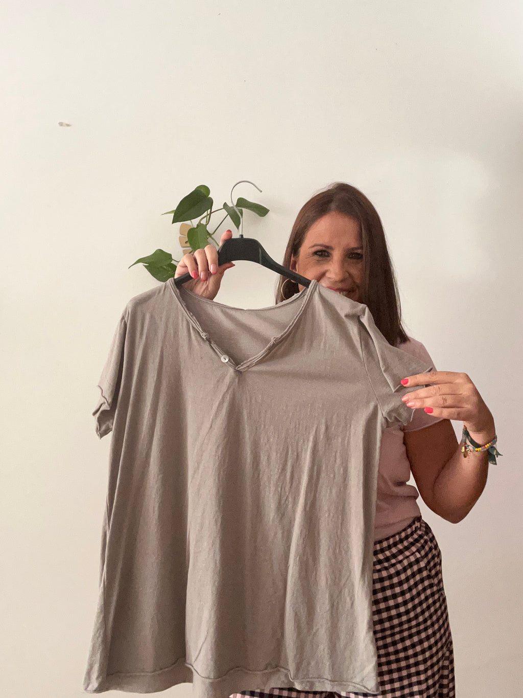 ✨ Camiseta Básica Botón Decorativo ✨