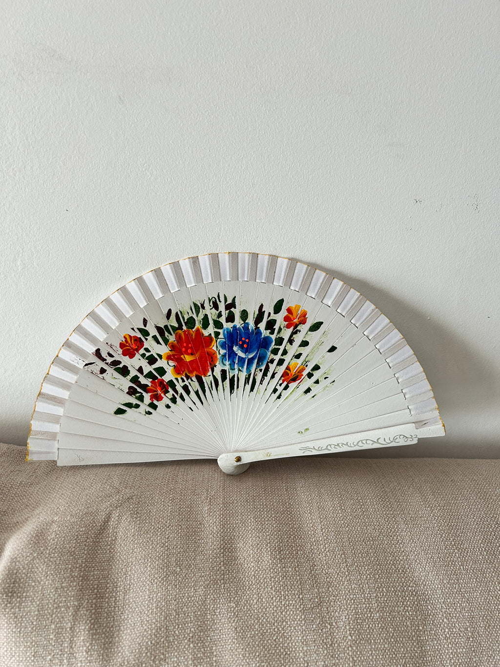 Abanico infantil para niña – blanco con flores pintadas a mano