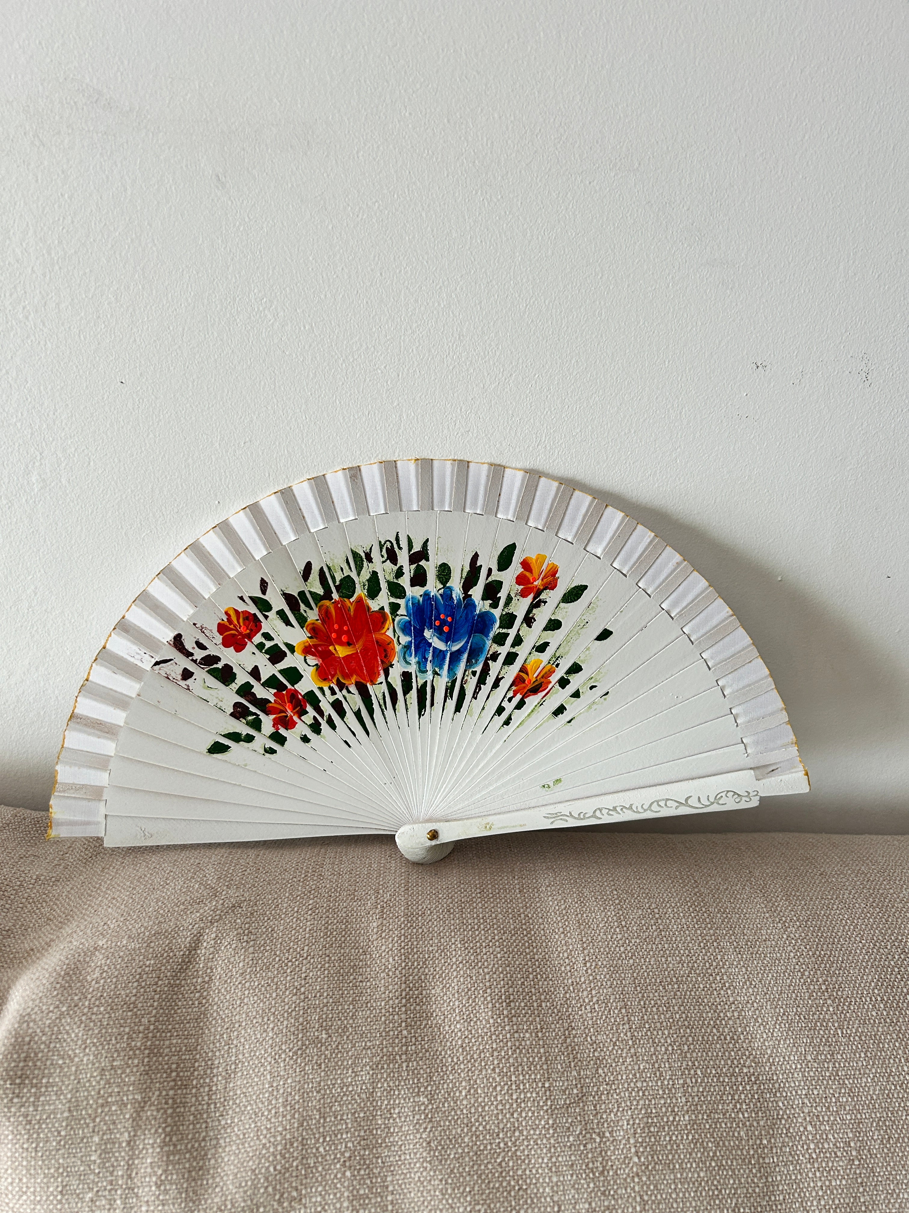 Abanico infantil para niña – blanco con flores pintadas a mano