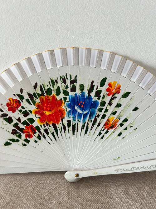 Abanico infantil para niña – blanco con flores pintadas a mano