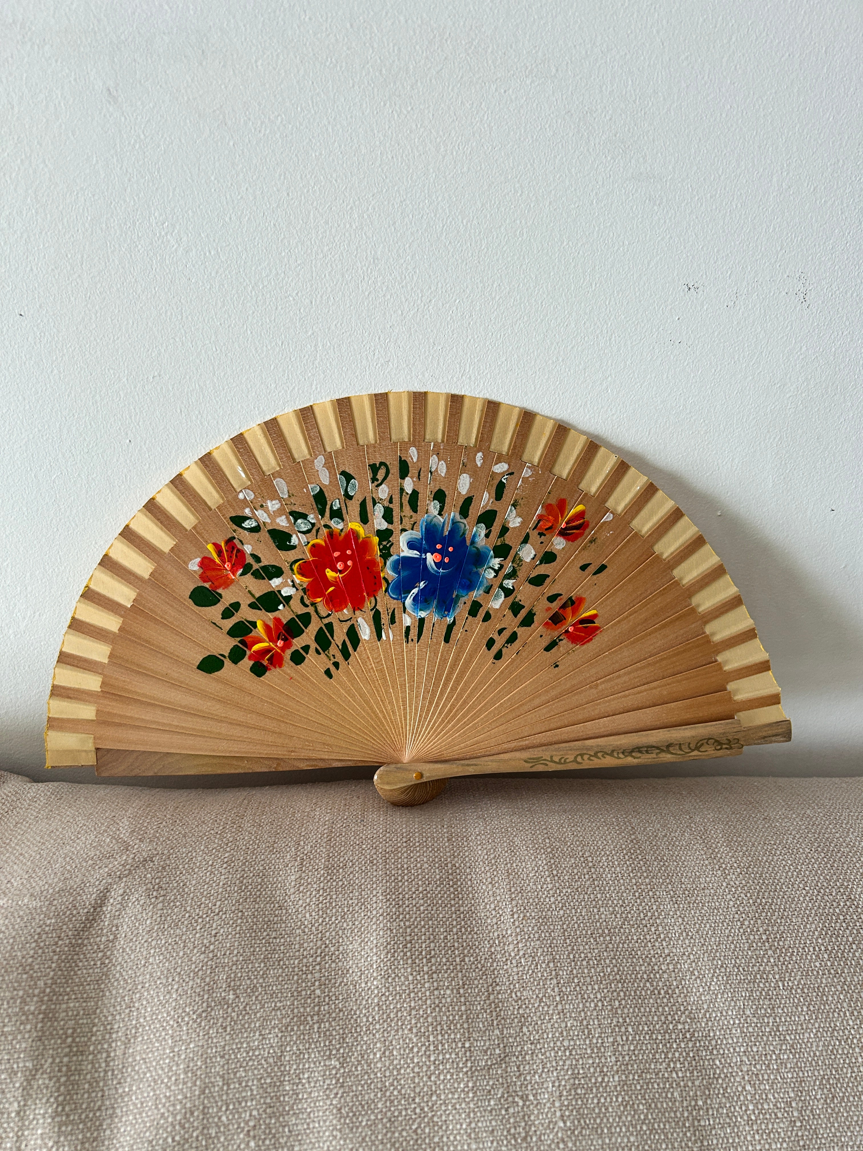Abanico infantil para niña – acabado madera natural con flores pintadas a mano