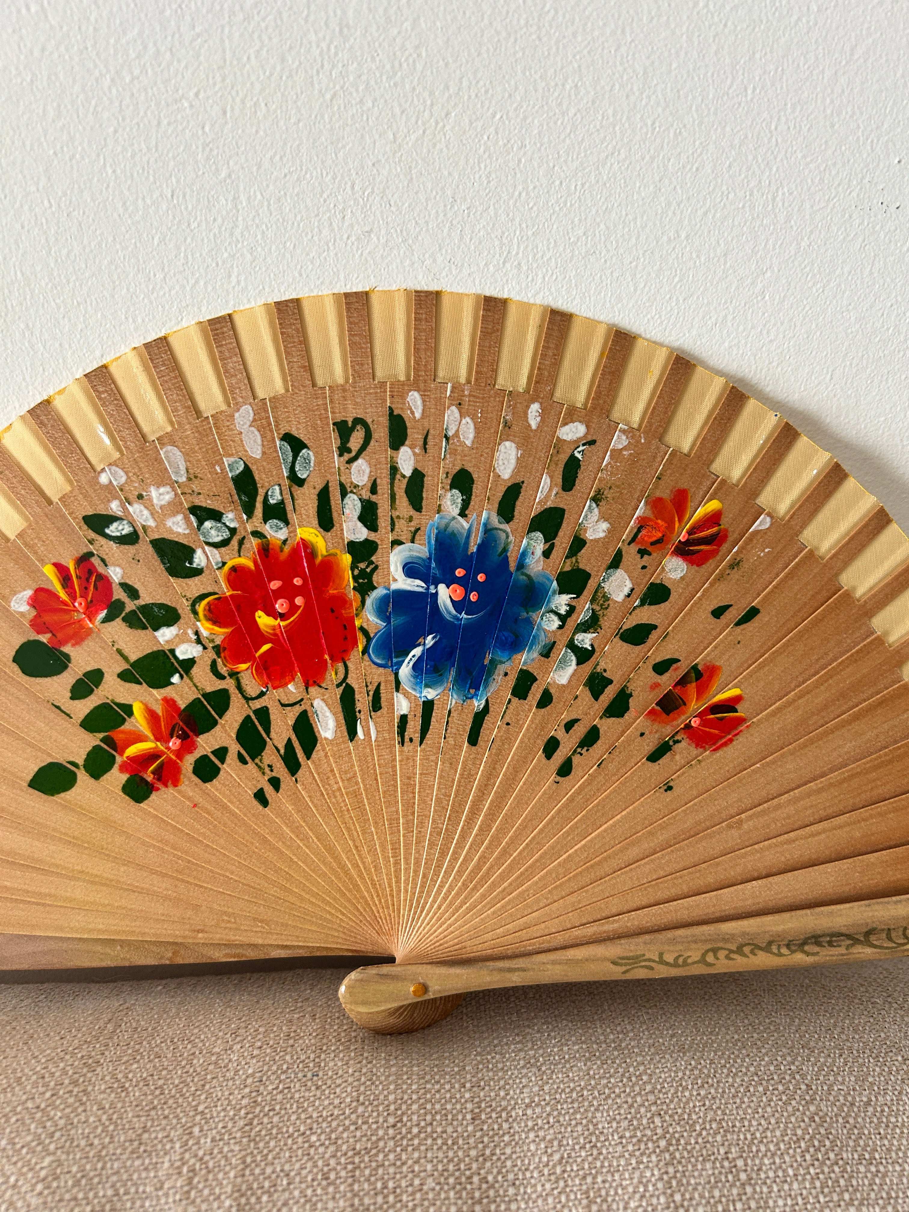 Abanico infantil para niña – acabado madera natural con flores pintadas a mano