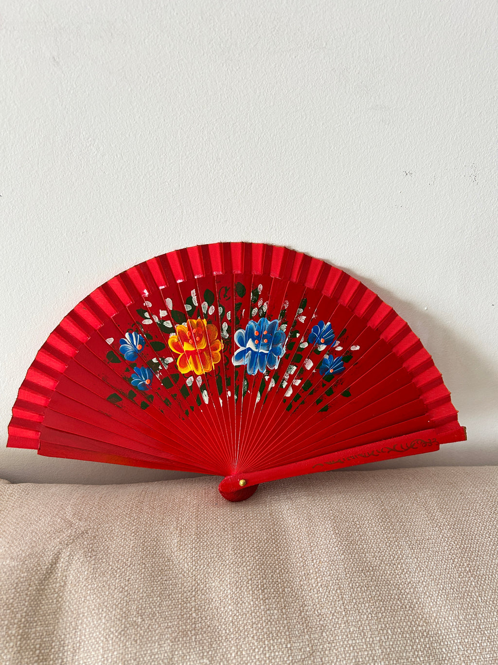 Abanico infantil para niña – rojo con flores pintadas a mano