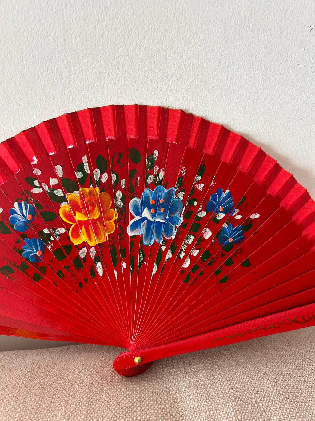Abanico infantil para niña – rojo con flores pintadas a mano
