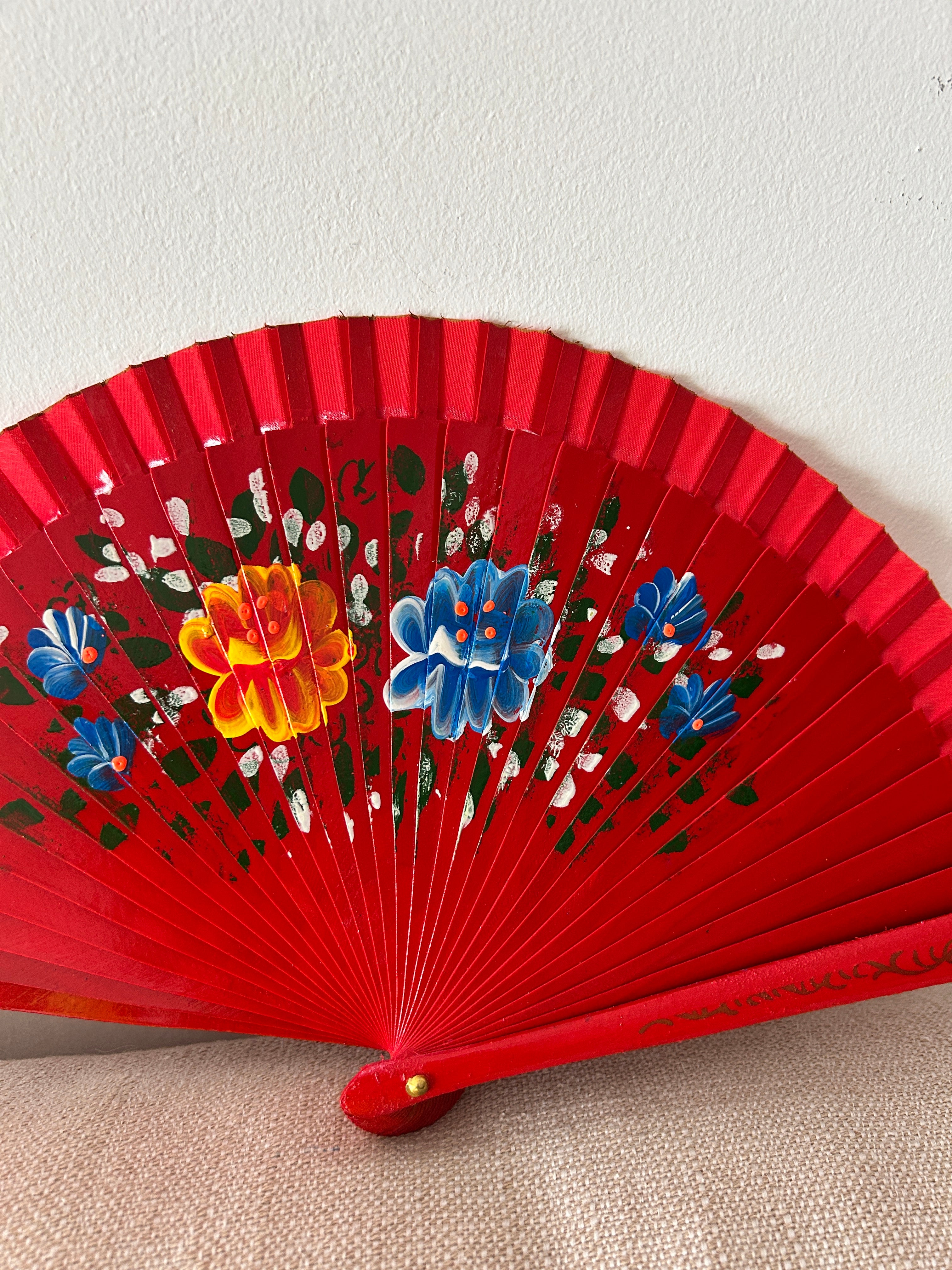 Abanico infantil para niña – rojo con flores pintadas a mano