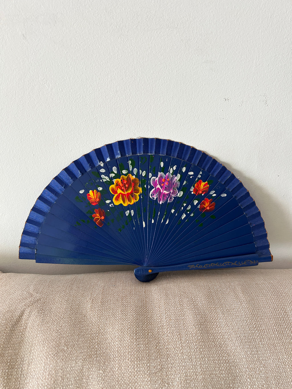 Abanico infantil para niña – azul con flores pintadas a mano