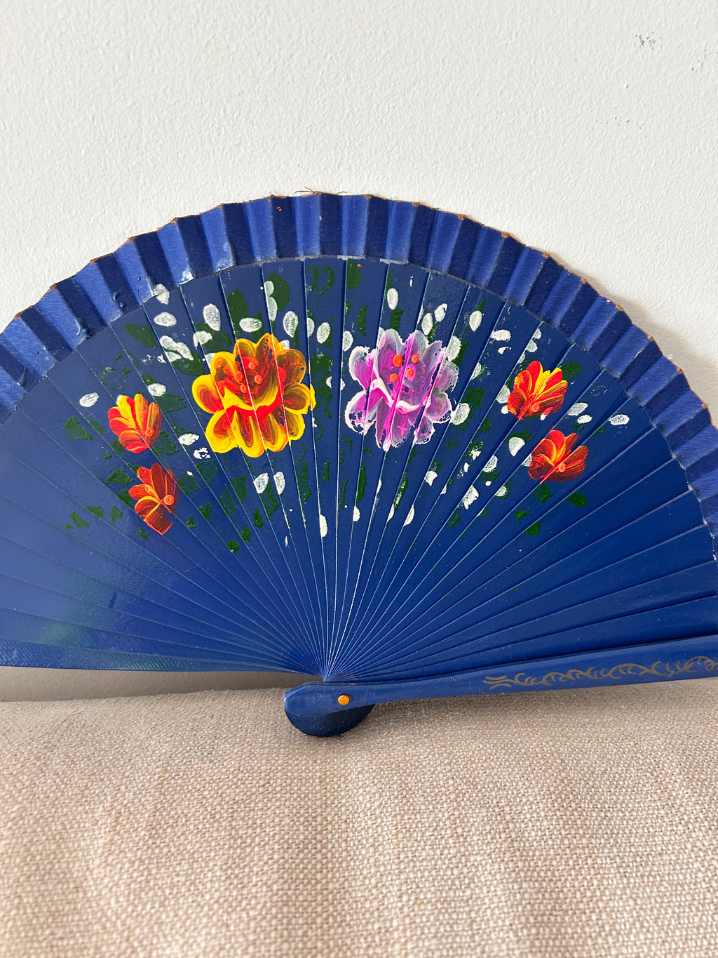Abanico infantil para niña – azul con flores pintadas a mano