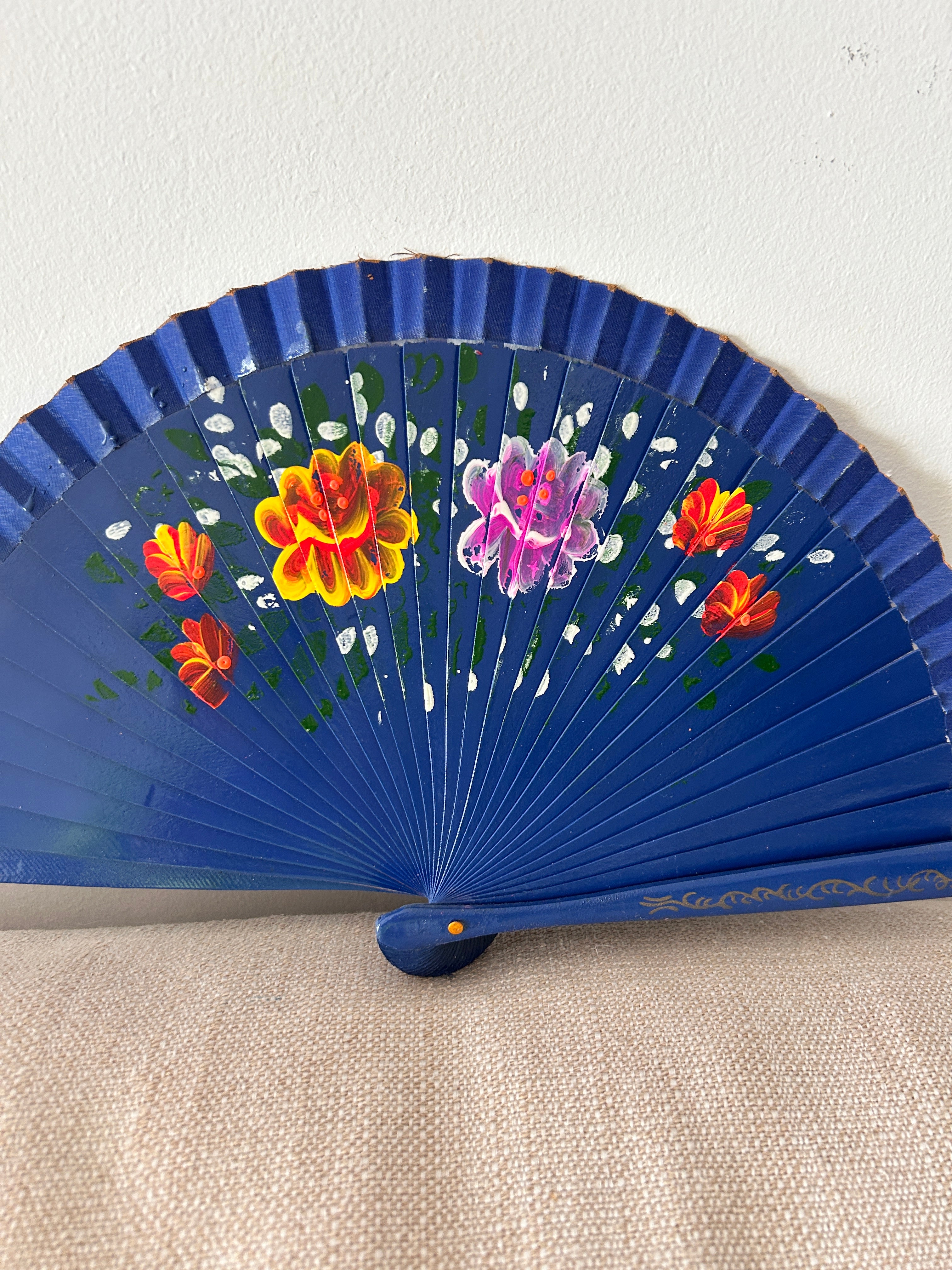 Abanico infantil para niña – azul con flores pintadas a mano