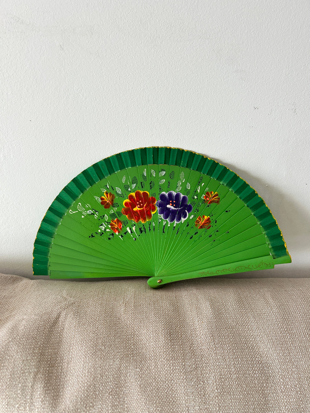 Abanico infantil para niña – verde con flores pintadas a mano