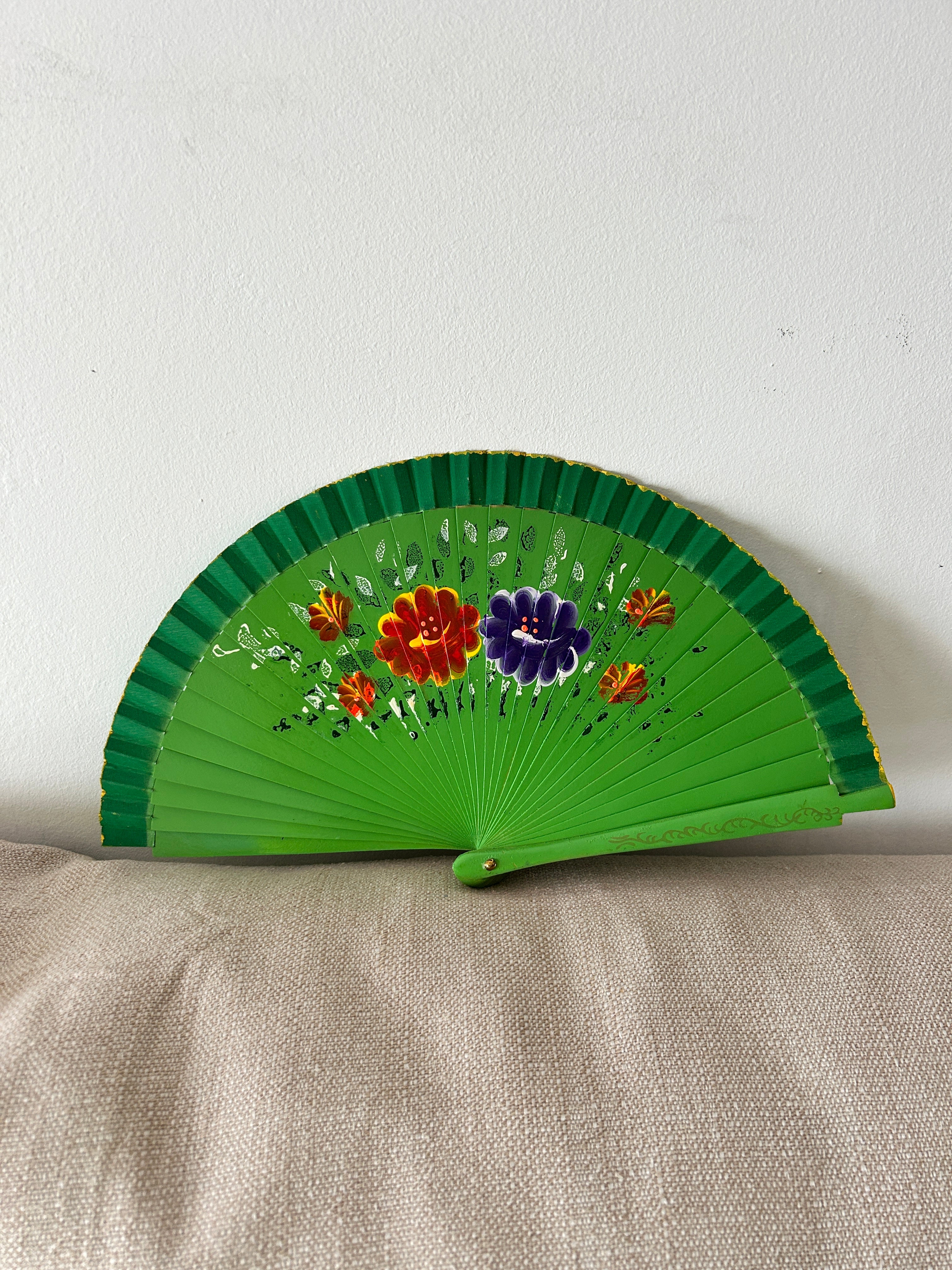 Abanico infantil para niña – verde con flores pintadas a mano