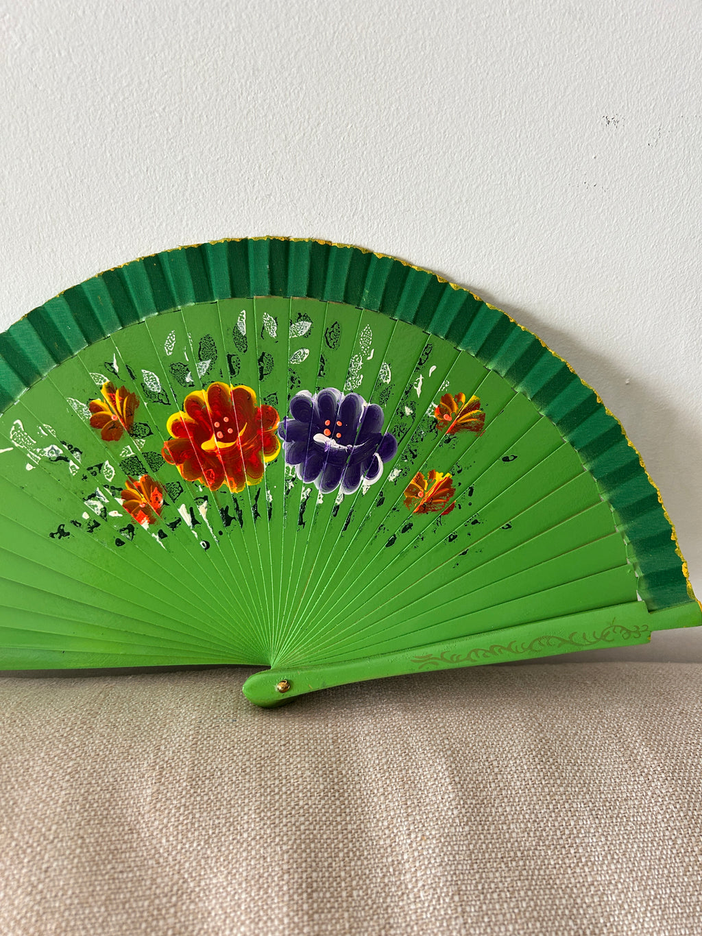 Abanico infantil para niña – verde con flores pintadas a mano