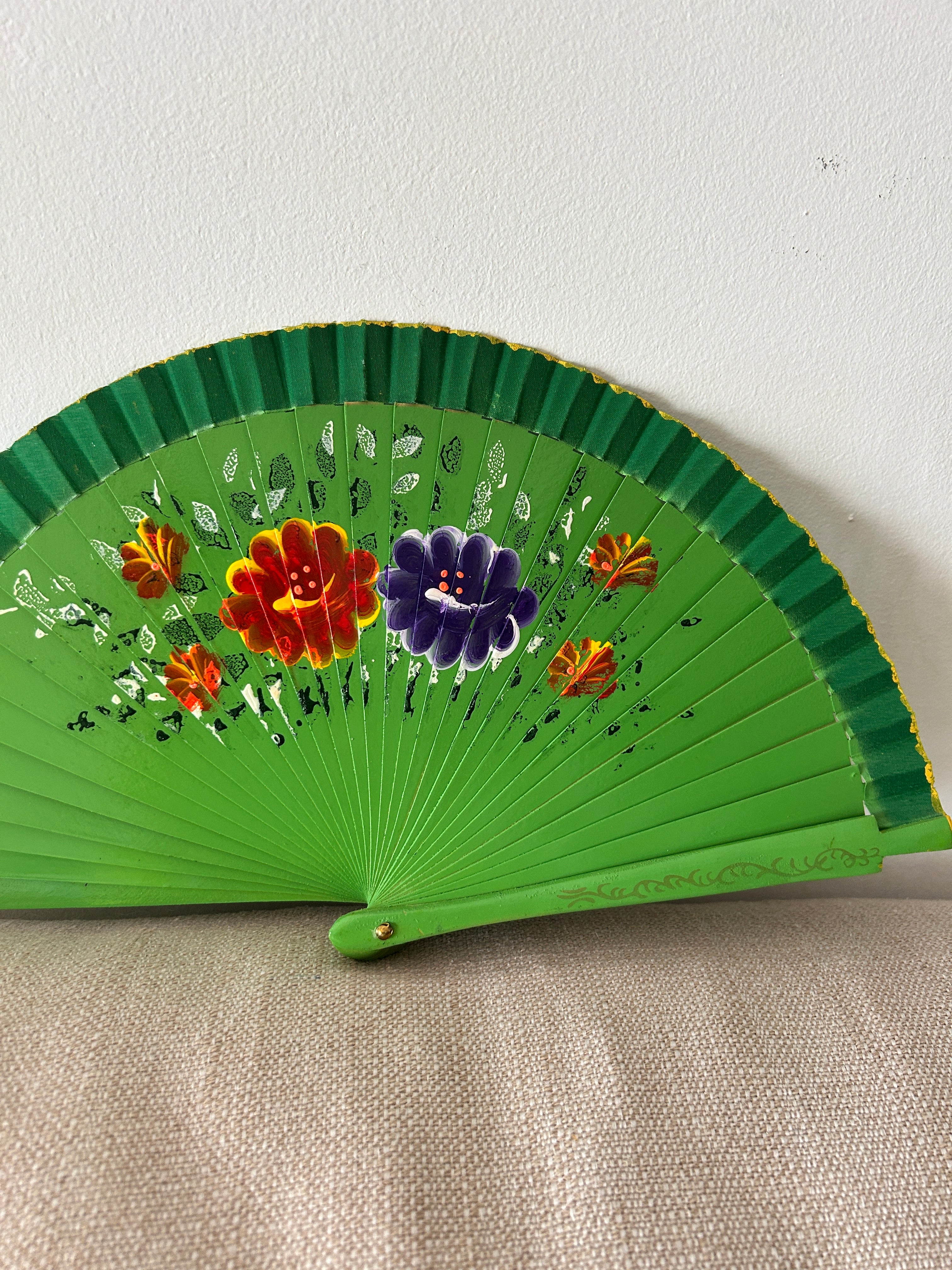 Abanico infantil para niña – verde con flores pintadas a mano