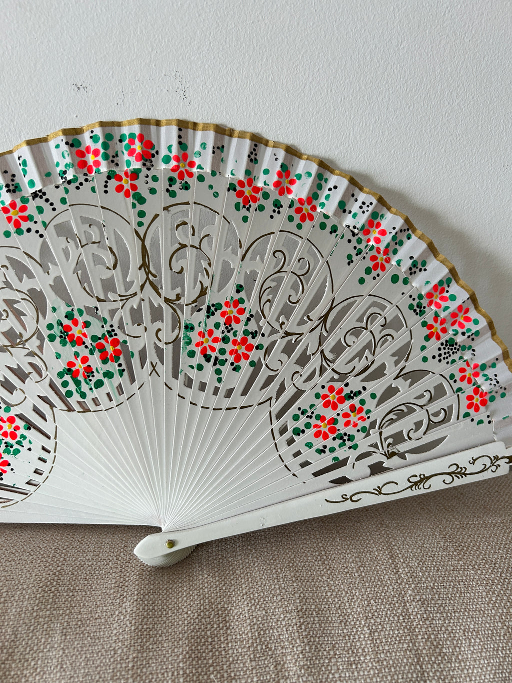 Abanico de mujer – blanco calado con detalles florales