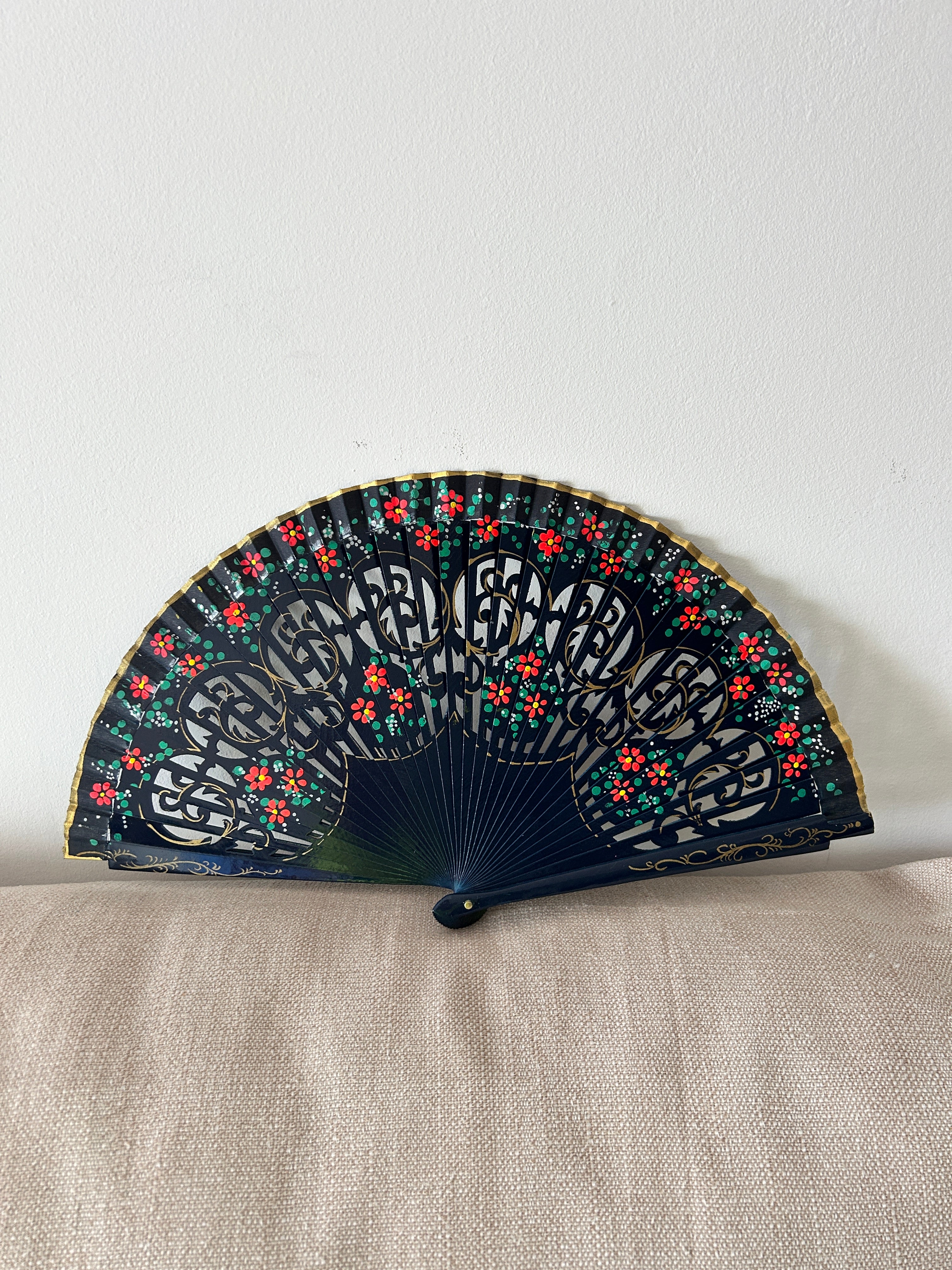 Abanico de mujer – azul oscuro calado con detalles florales