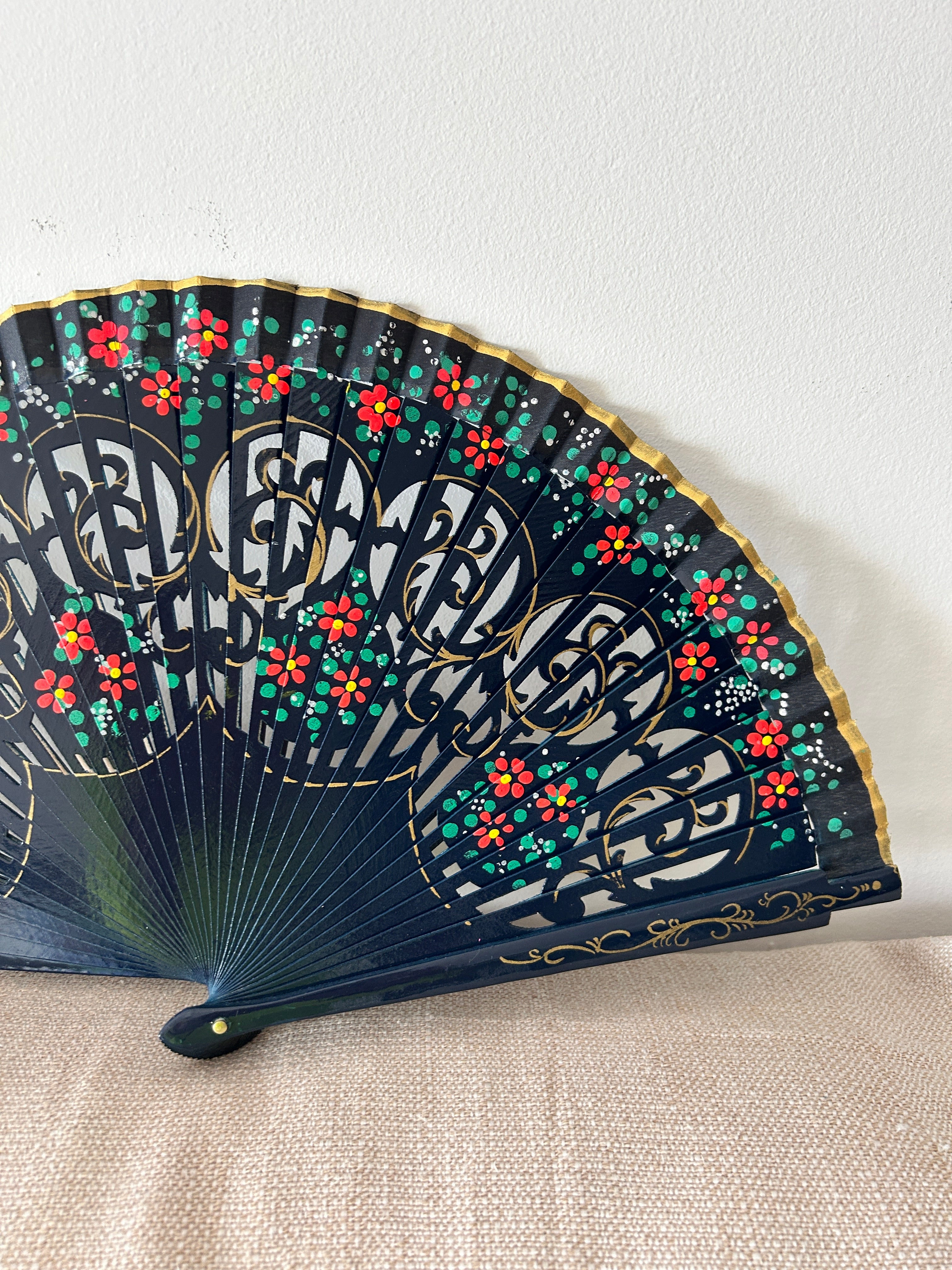Abanico de mujer – azul oscuro calado con detalles florales