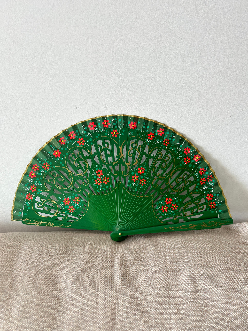 Abanico de mujer – verde calado con detalles florales