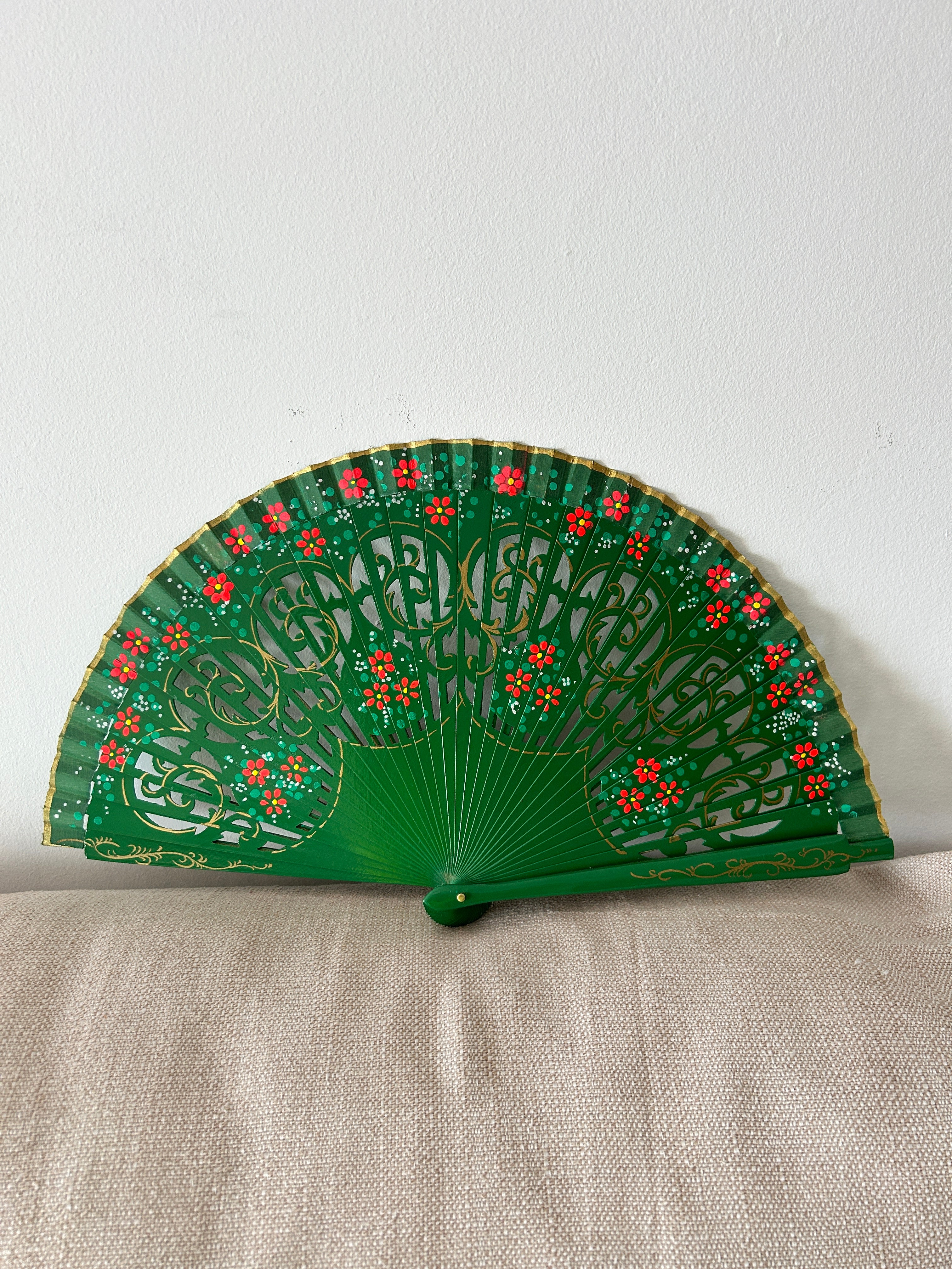Abanico de mujer – verde calado con detalles florales