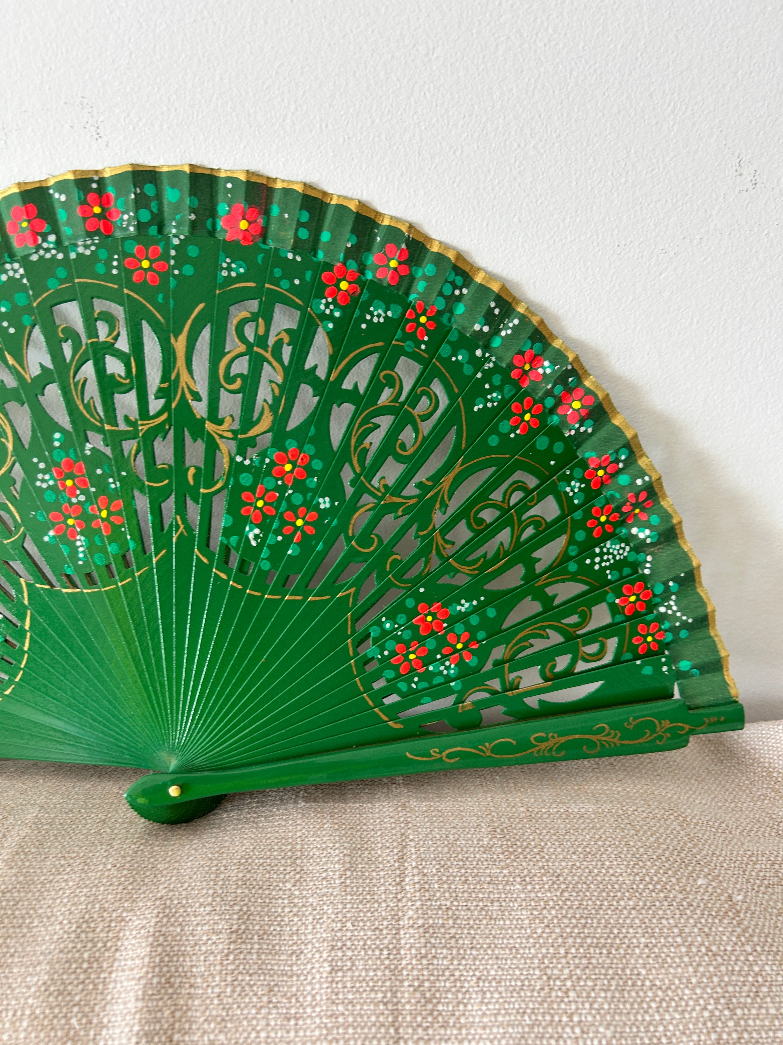 Abanico de mujer – verde calado con detalles florales