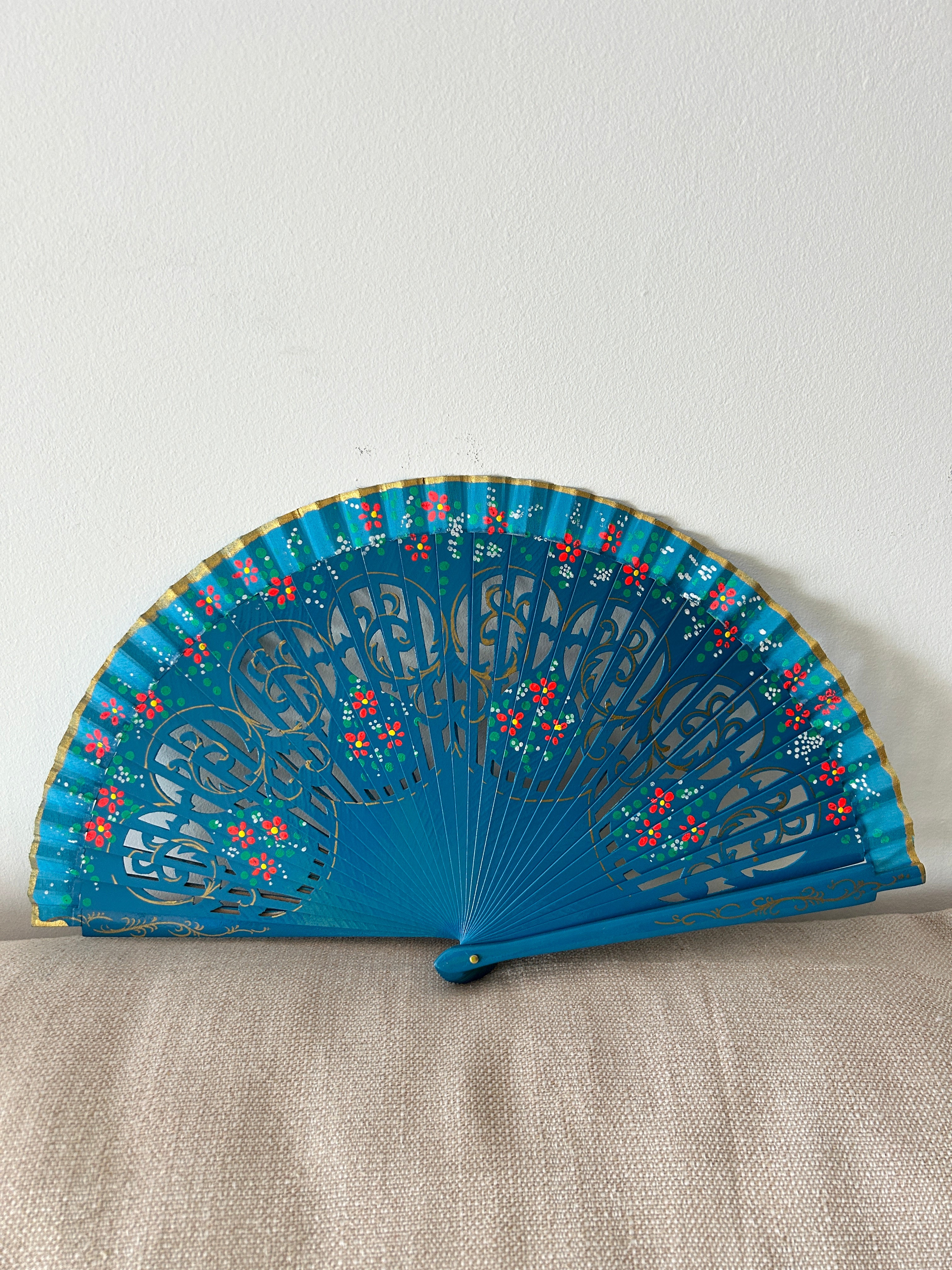 Abanico de mujer – turquesa calado con detalles florales