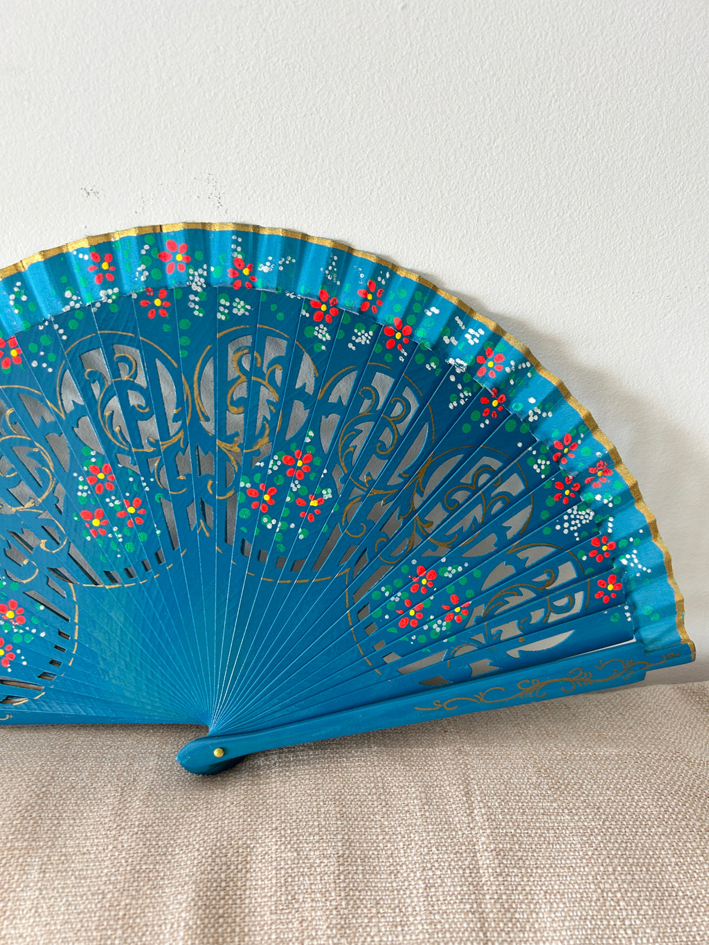 Abanico de mujer – turquesa calado con detalles florales