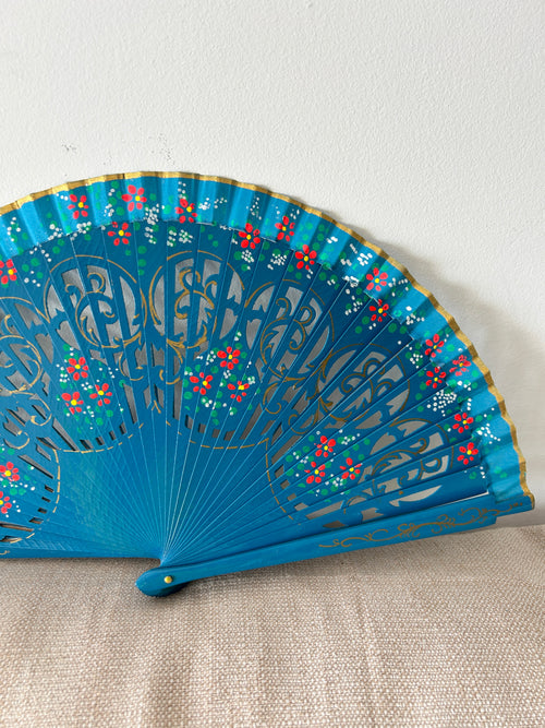 Abanico de mujer – turquesa calado con detalles florales