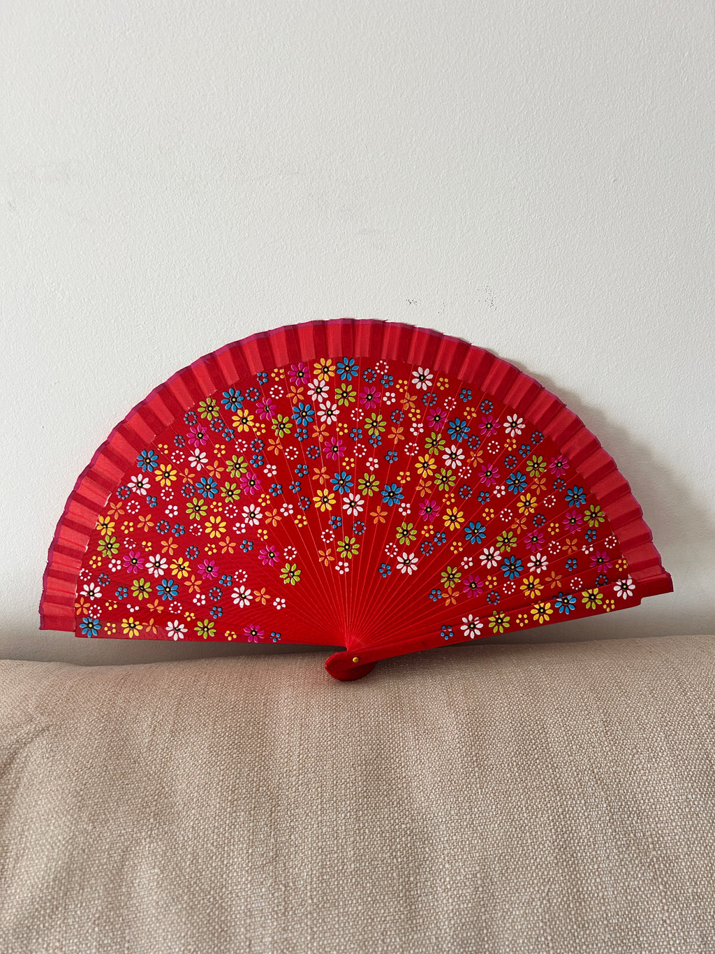 Abanico de mujer – rojo con estampado floral multicolor
