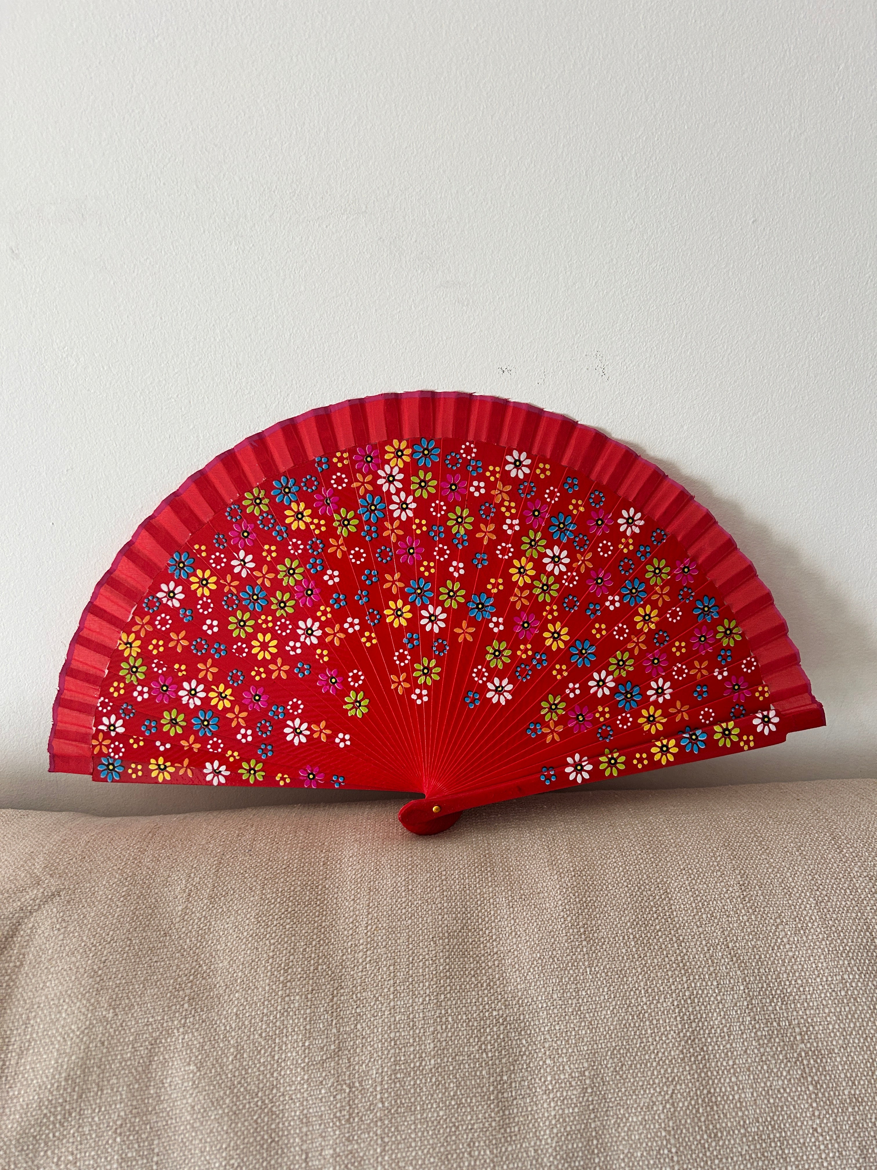 Abanico de mujer – rojo con estampado floral multicolor