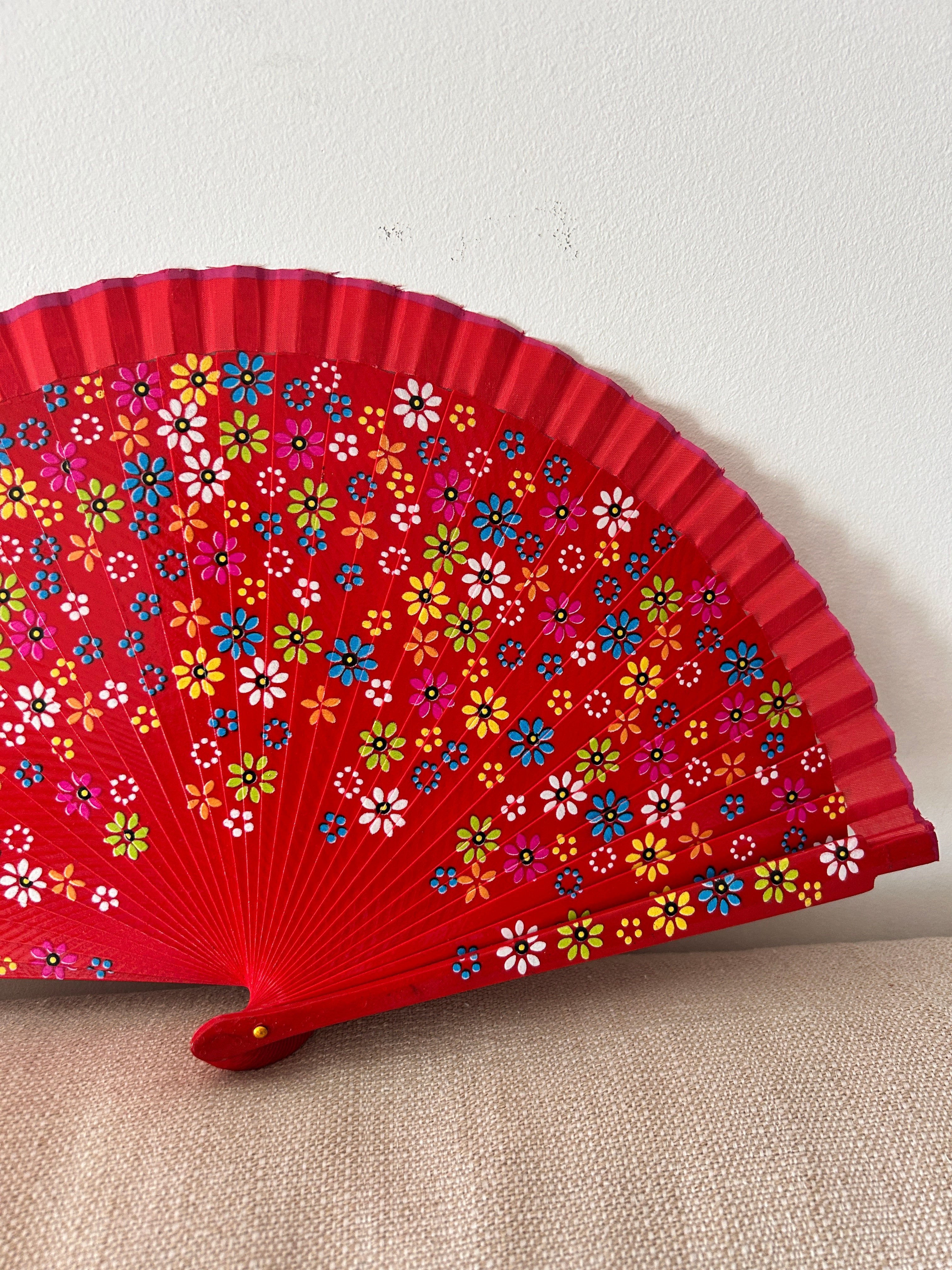 Abanico de mujer – rojo con estampado floral multicolor