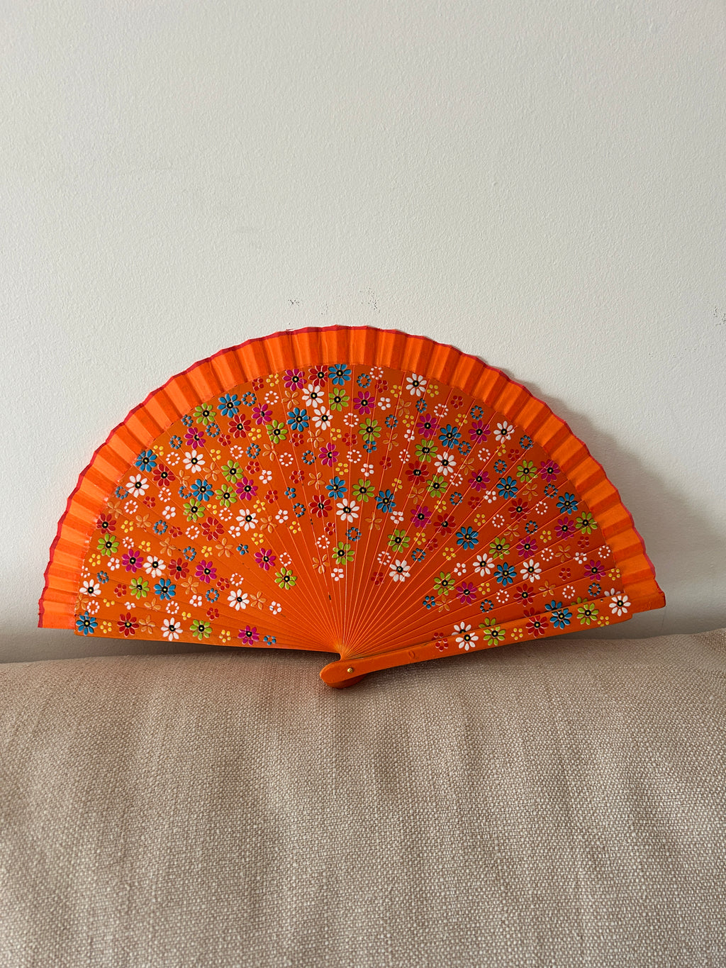 Abanico de mujer – naranja con estampado floral multicolor