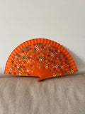 Abanico de mujer – naranja con estampado floral multicolor