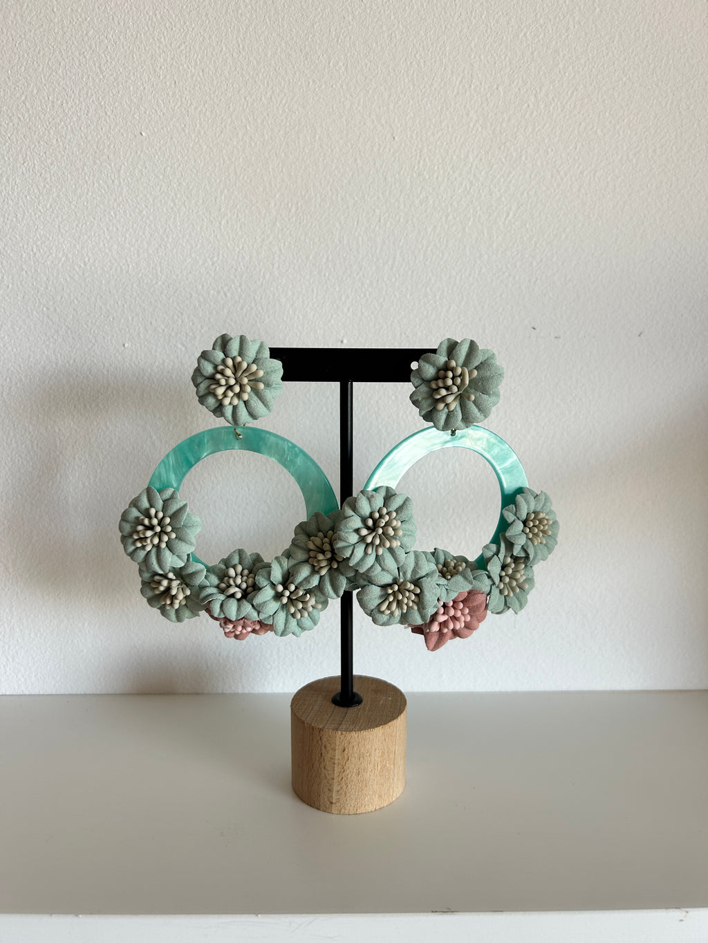 Pendientes florales con aro en tonos menta