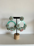 Pendientes florales con aro en tonos menta