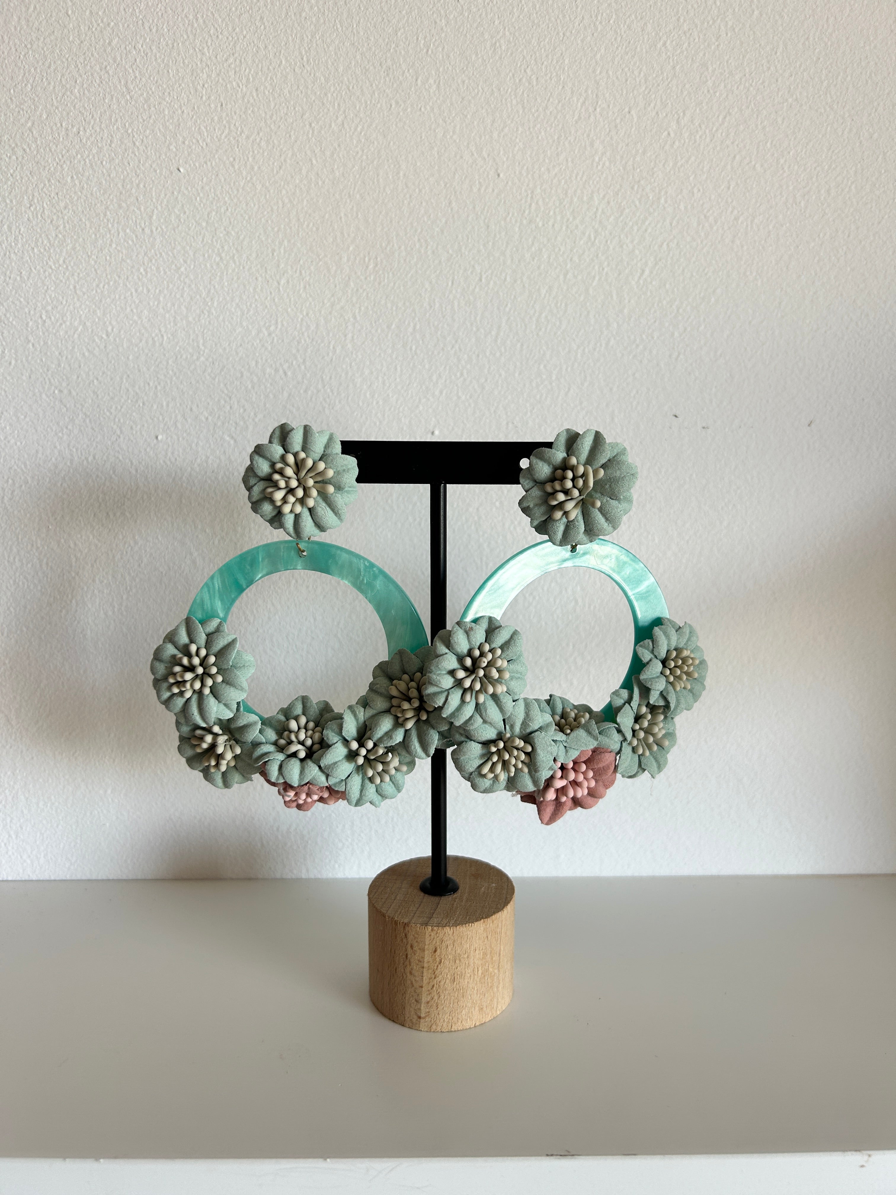 Pendientes florales con aro en tonos menta