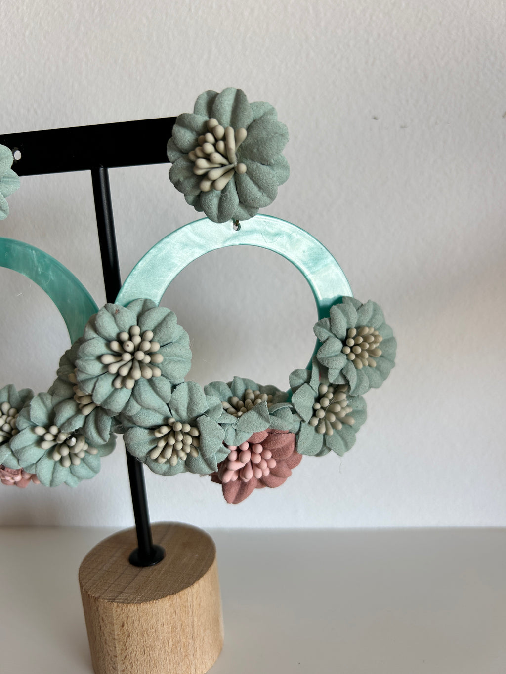 Pendientes florales con aro en tonos menta
