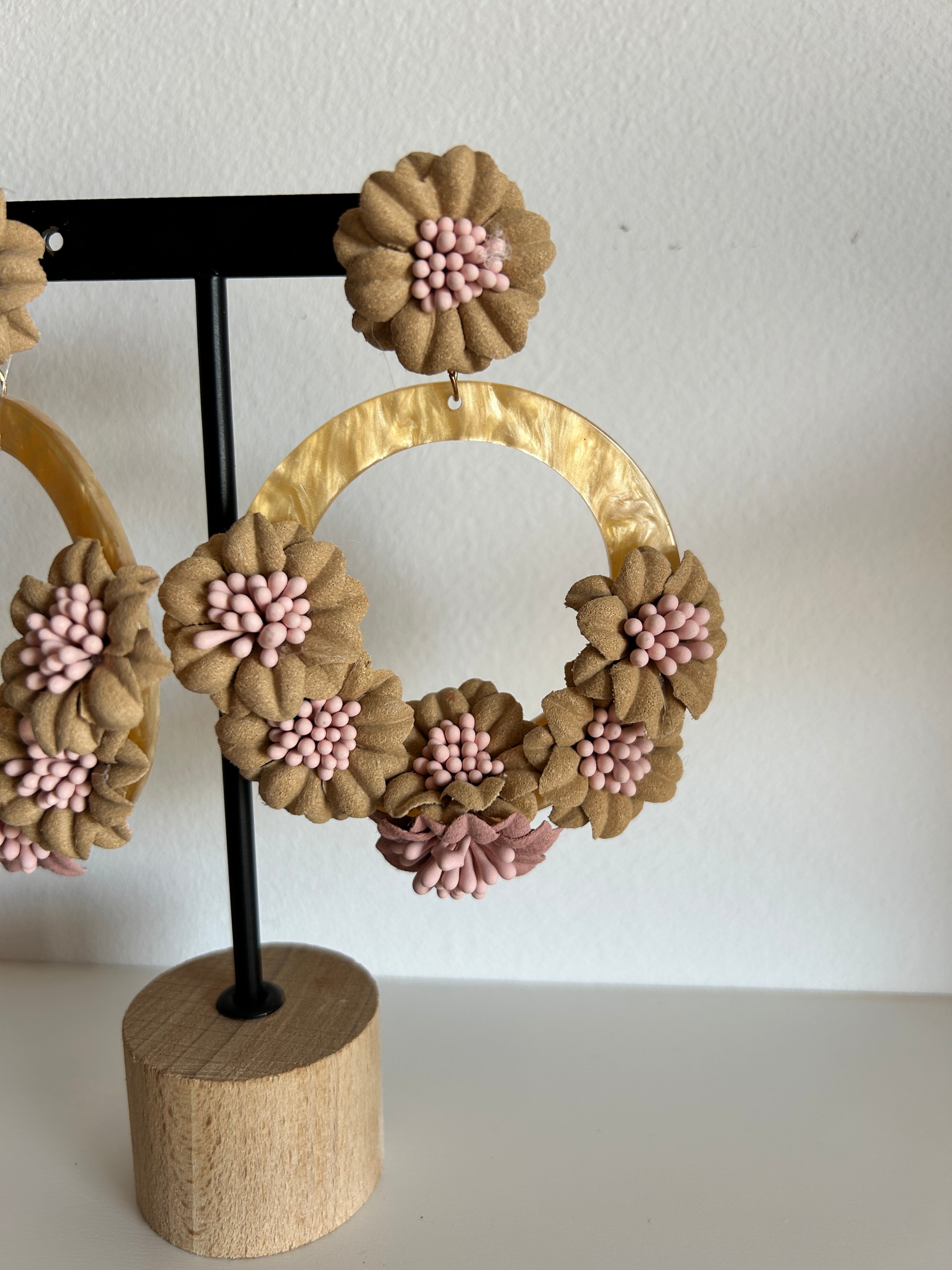 Pendientes florales con aro en tonos tierra