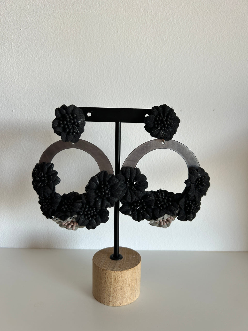 Pendientes florales negros con aro