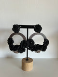 Pendientes florales negros con aro
