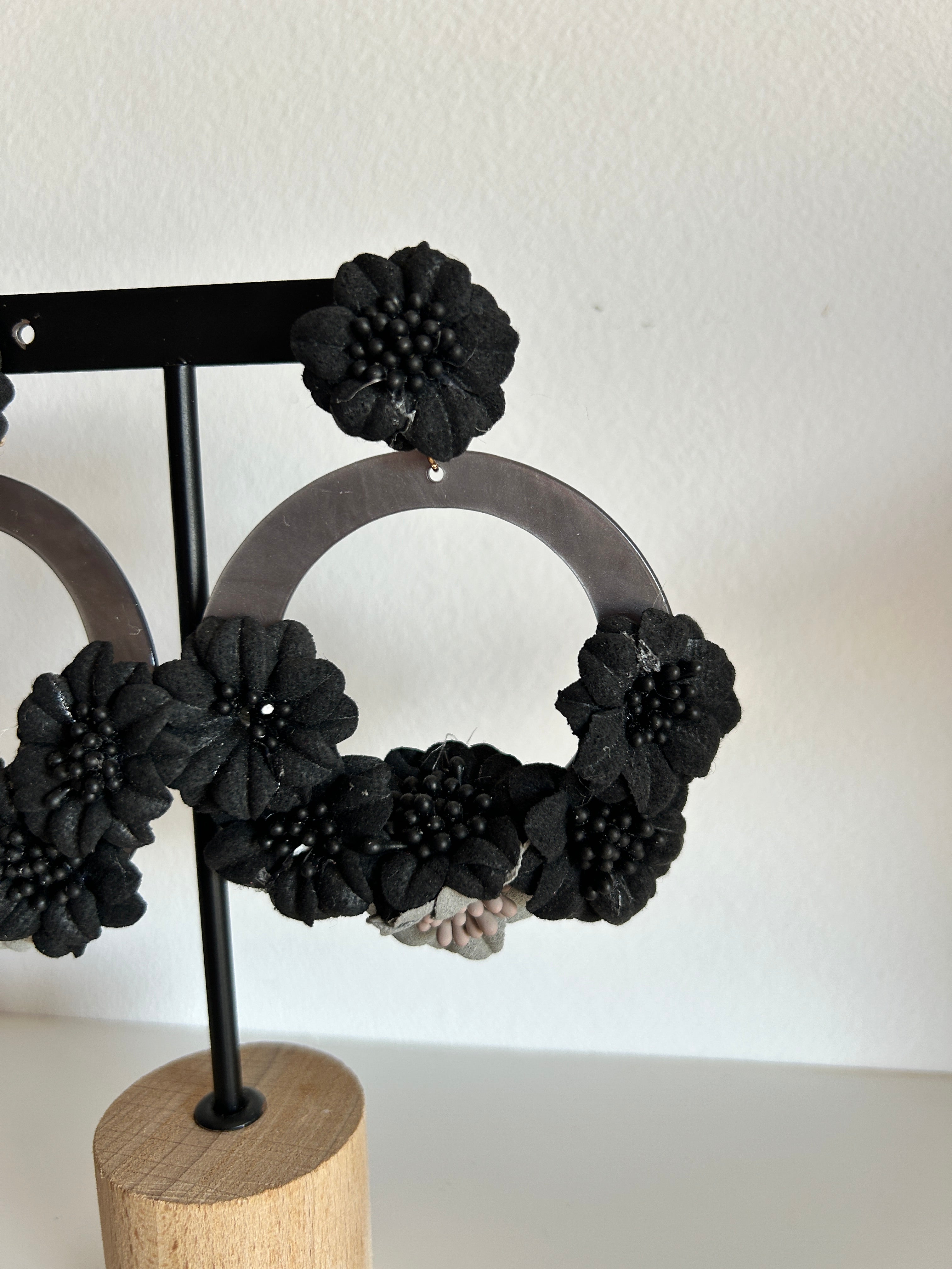 Pendientes florales negros con aro