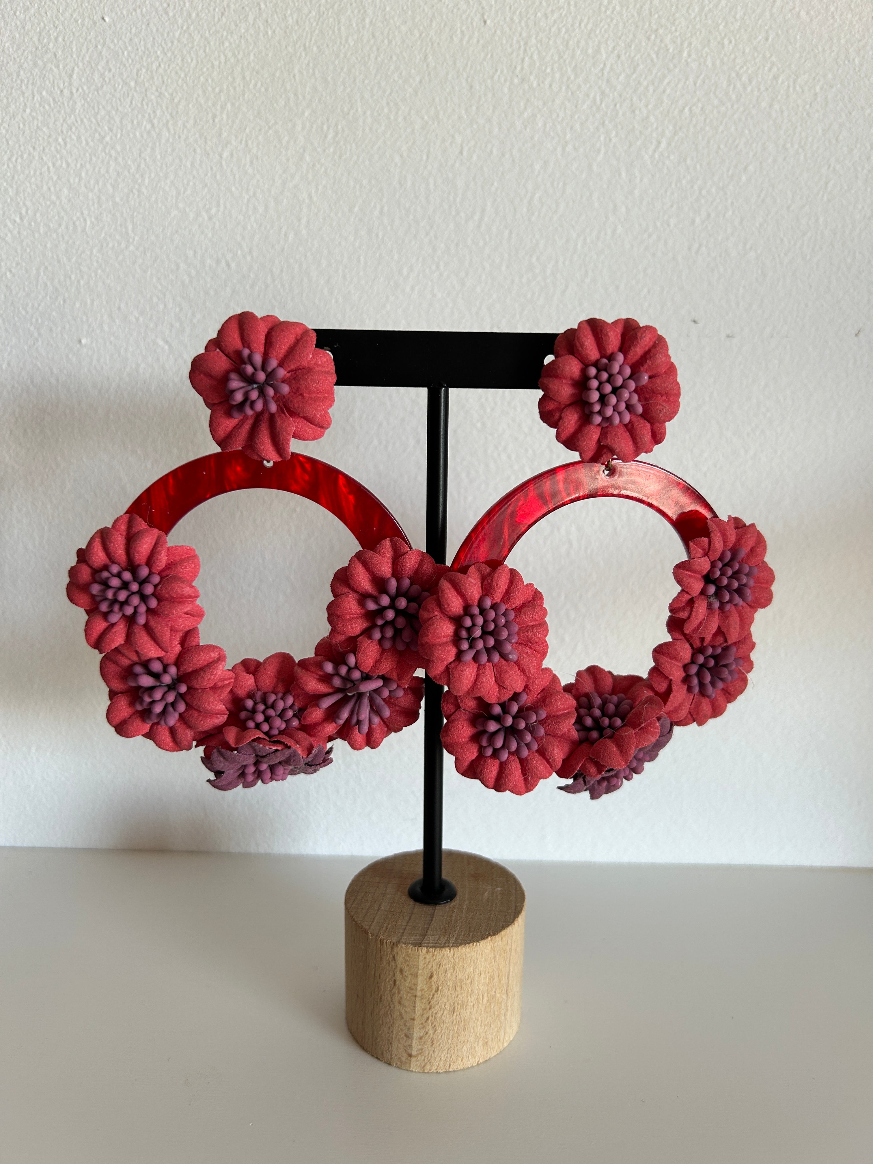Pendientes florales rojos con aro