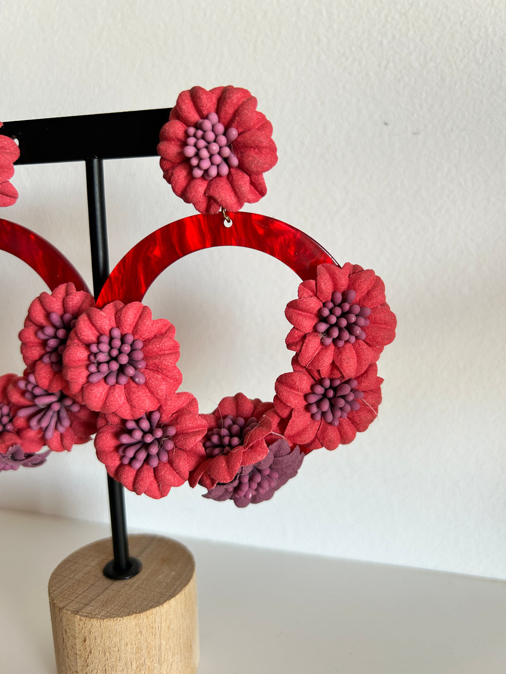 Pendientes florales rojos con aro