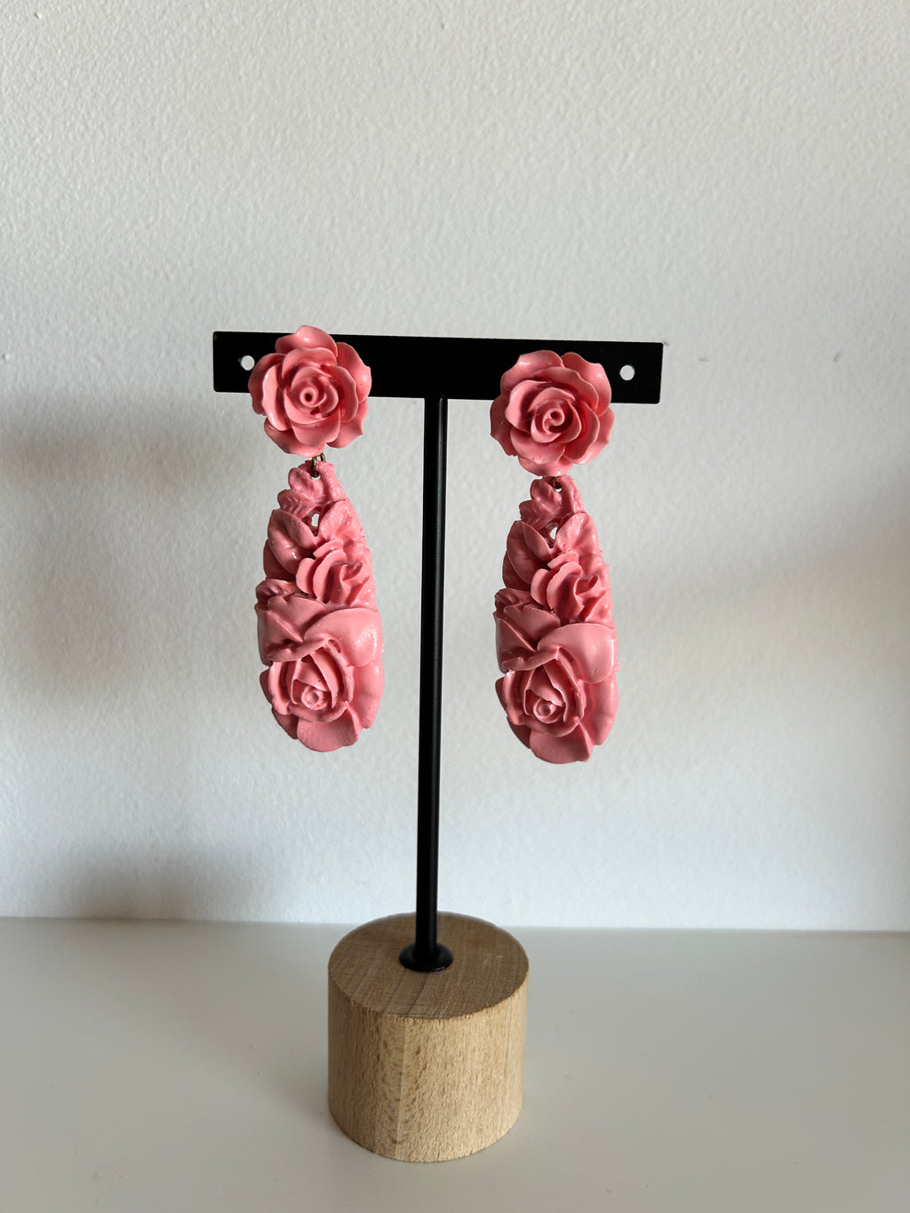 Pendientes de rosas en tono coral