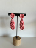 Pendientes de rosas en tono coral